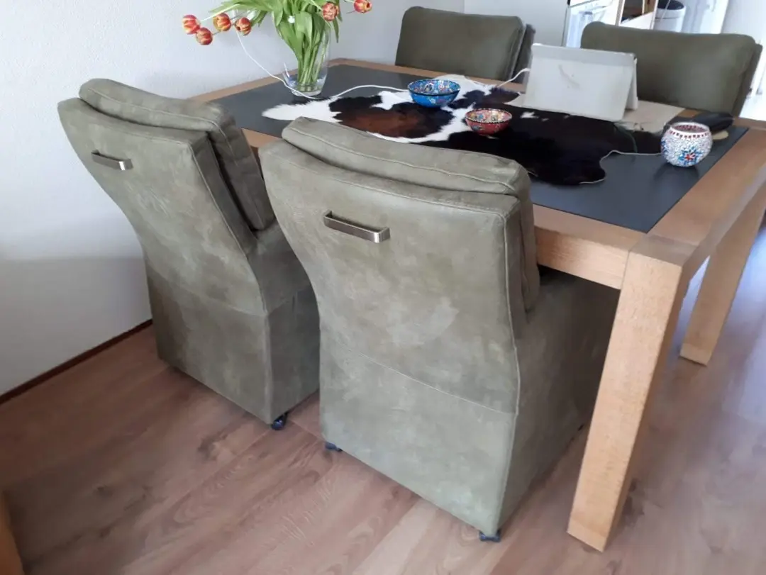 afbeelding van Set van 4 leren eetkamerfauteuils - met armleuning en wieltjes - groen leer