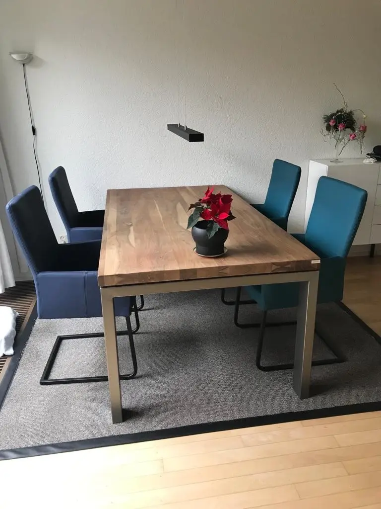 afbeelding van Set van 4 leren eetkamerstoelen - met sledepoot en armleuning- blauw leer