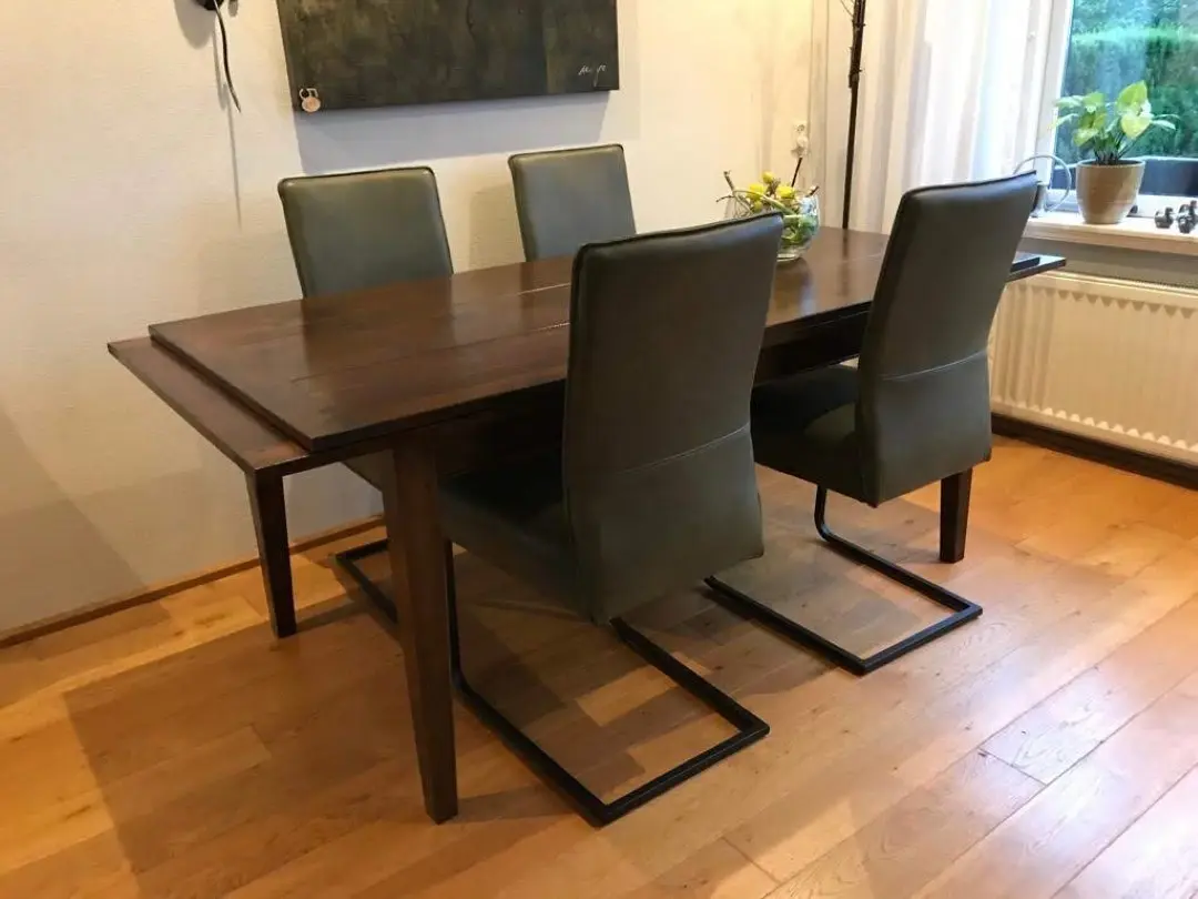 afbeelding van Set van 4 groene leren eetkamerstoelen - met sledepoot - groen leer