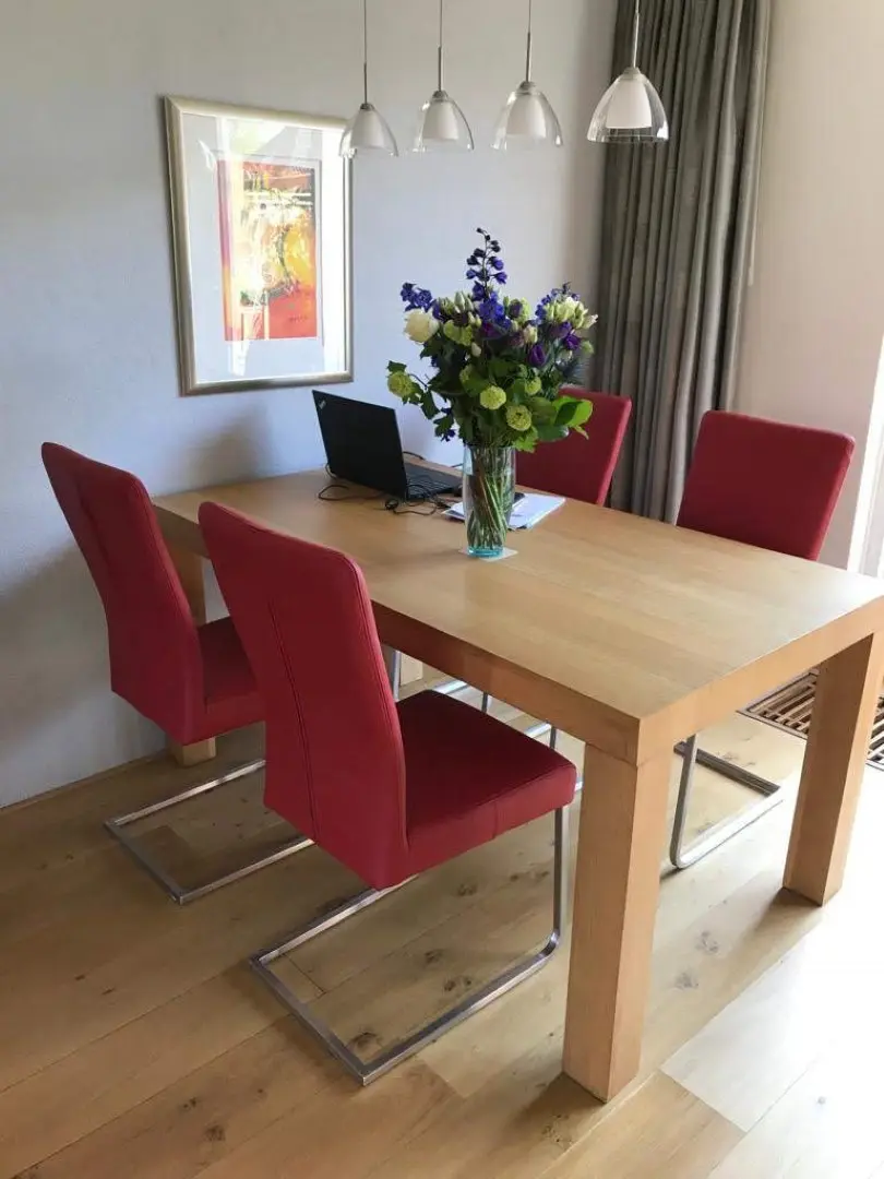 afbeelding van Set van 4 rode leren eetkamerstoelen - met sledepoot - rood leer