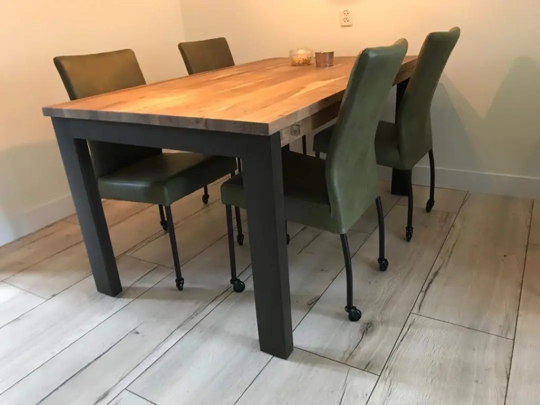 afbeelding van Set van 4 groene leren eetkamerstoelen - met wieltjes - groen leer