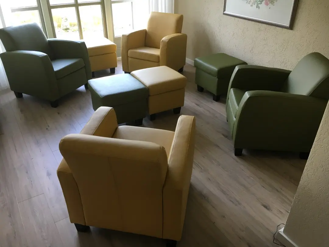 afbeelding van Set van 4 leren fauteuils met houten poten - met hocker - diverse kleuren leer