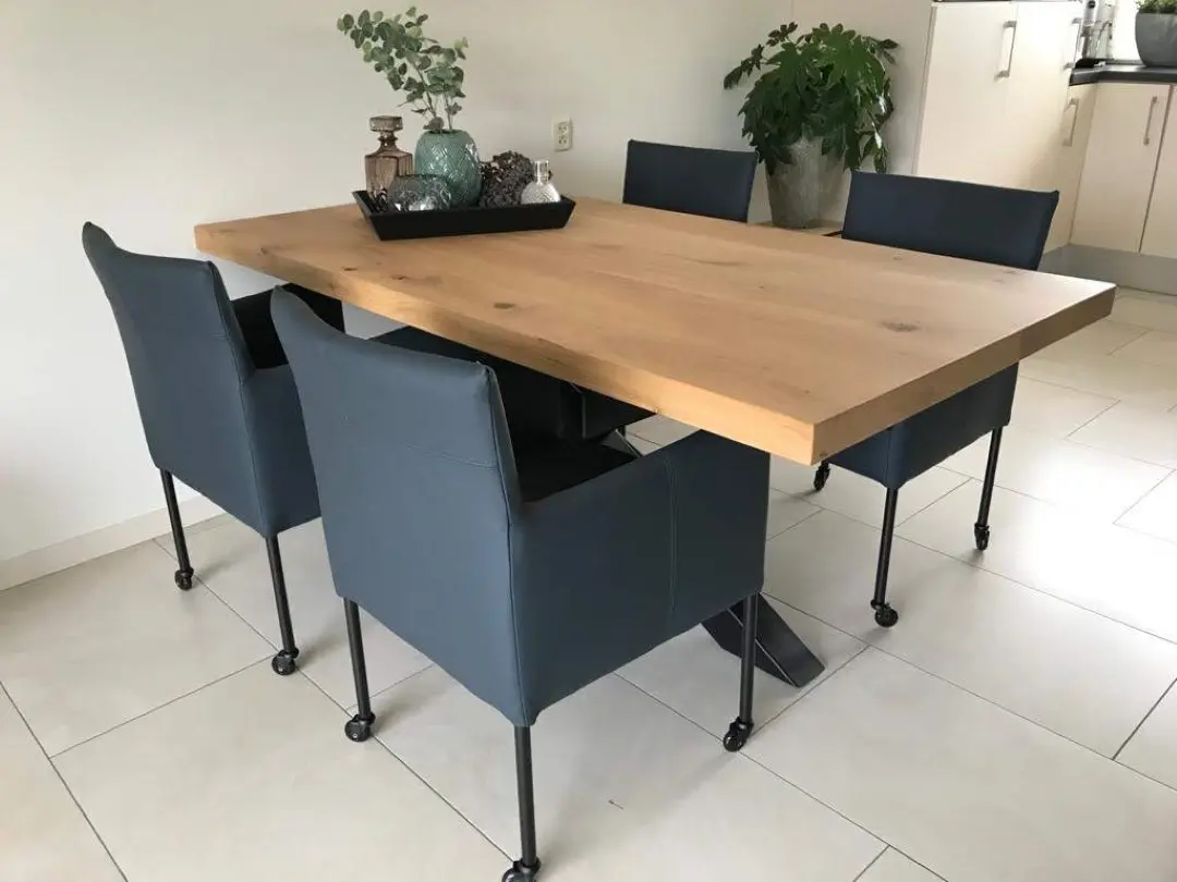 afbeelding van Set van 4 blauwe leren kuip eetkamerstoelen - met wieltjes - blauw leer
