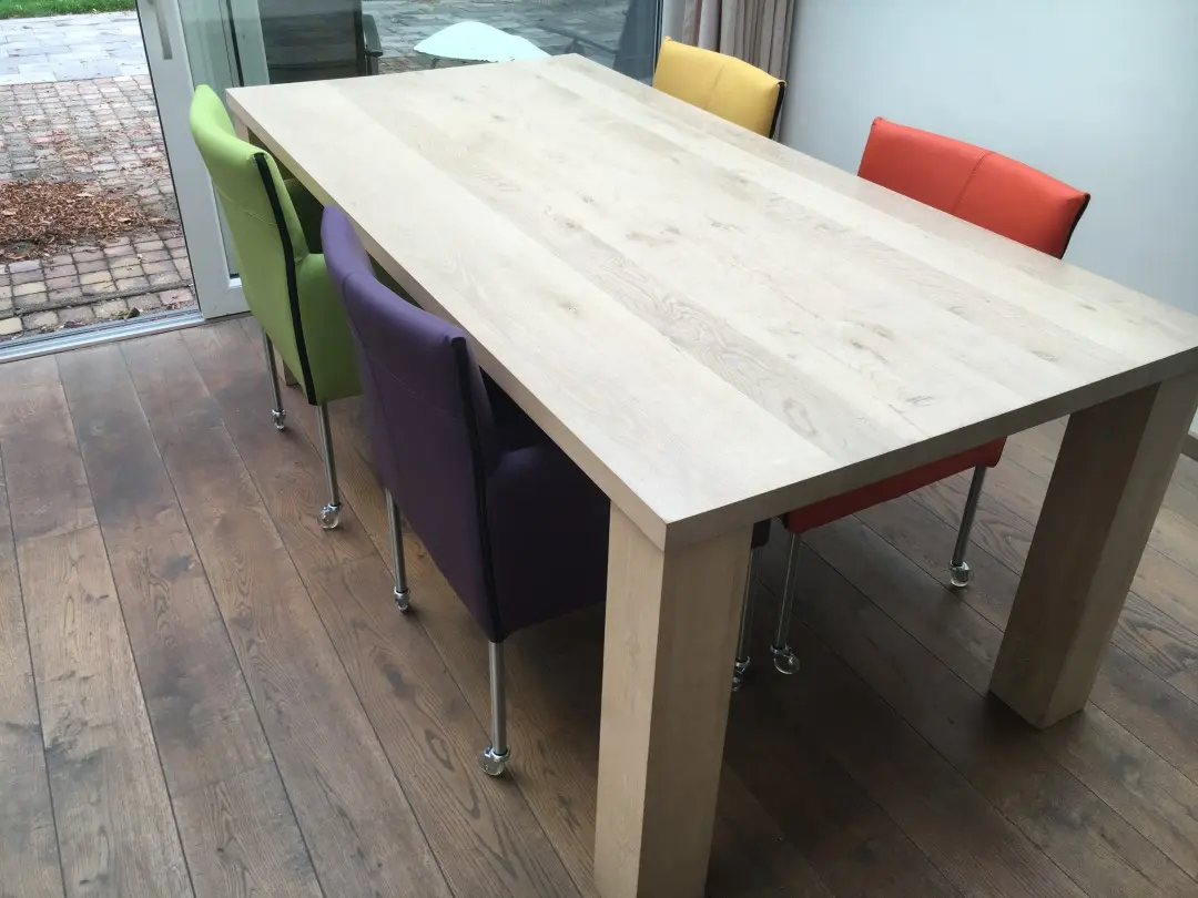 afbeelding van Set van 4 multi color leren kuip eetkamerstoelen met wieltjes