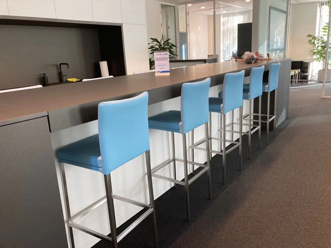 afbeelding van Set van 5 leren barstoelen - blauw leer