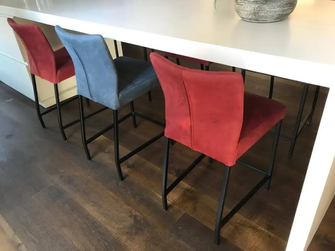 afbeelding van Set van 6 leren barkrukken - verschillende kleuren leer