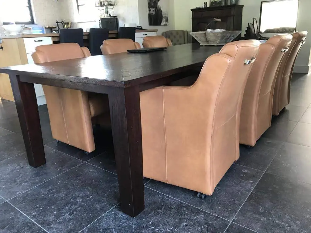 afbeelding van Set van 6 luxe leren eetkamerstoelen - met armleuning en wieltjes - bruin leer