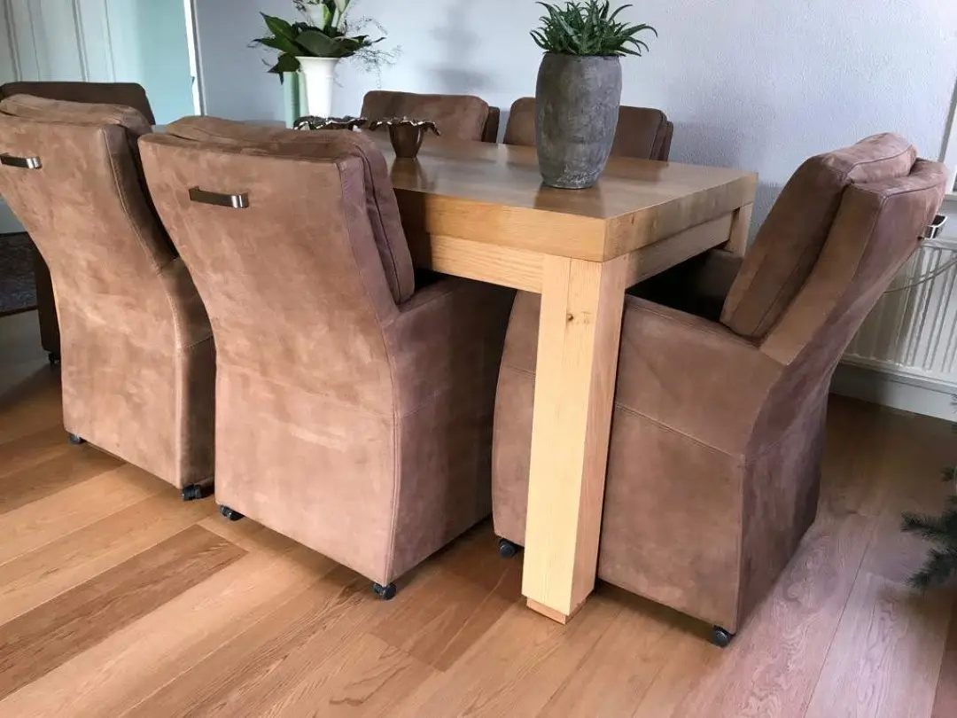 afbeelding van Set van 6 bruine leren eetkamerstoelen met armleuning en wieltjes