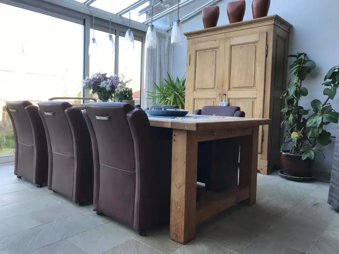 afbeelding van 6 leren eetkamerfauteuils - met armleuning en wieltjes - bruin leer