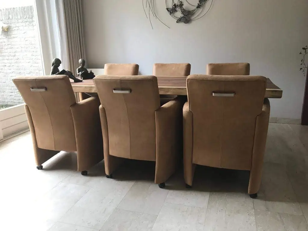 afbeelding van Set leren eetkamerfauteuils met armleuning en wieltjes bruin leer