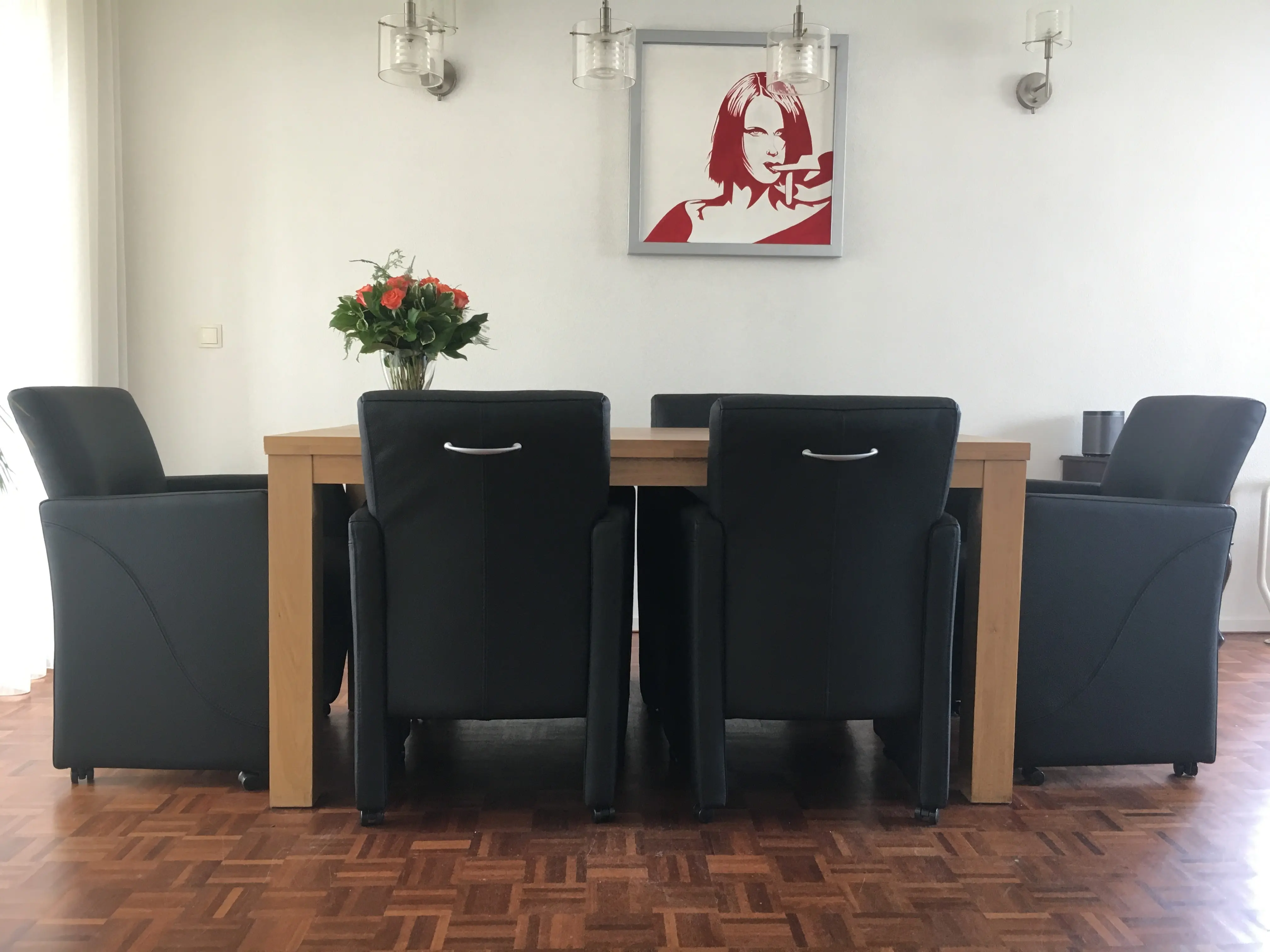 afbeelding van Set van 6 leren eetkamerfauteuils - met armleuning en wieltjes - zwart leer