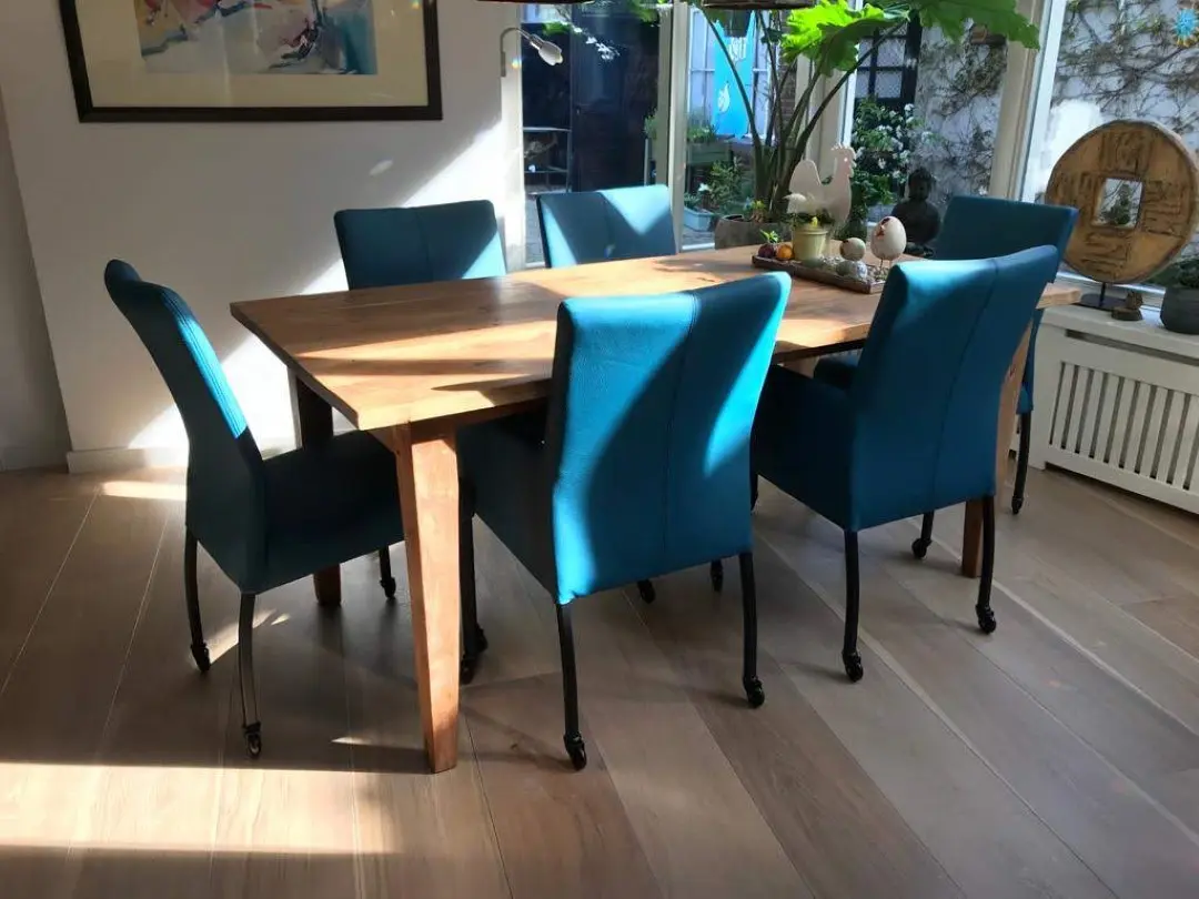 afbeelding van Set van 6 blauwe leren eetkamerstoelen model Comfort in blauw leer