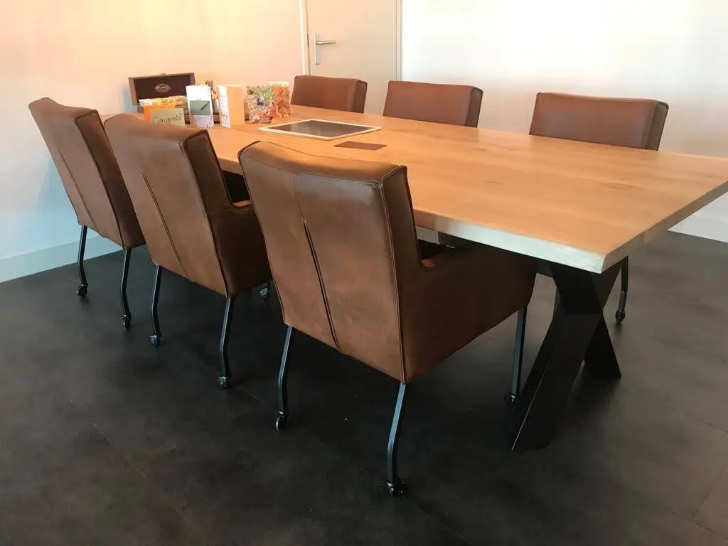afbeelding van Set van 6 leren eetkamerstoelen - met armleuning en wieltjes - cognac kleur leer