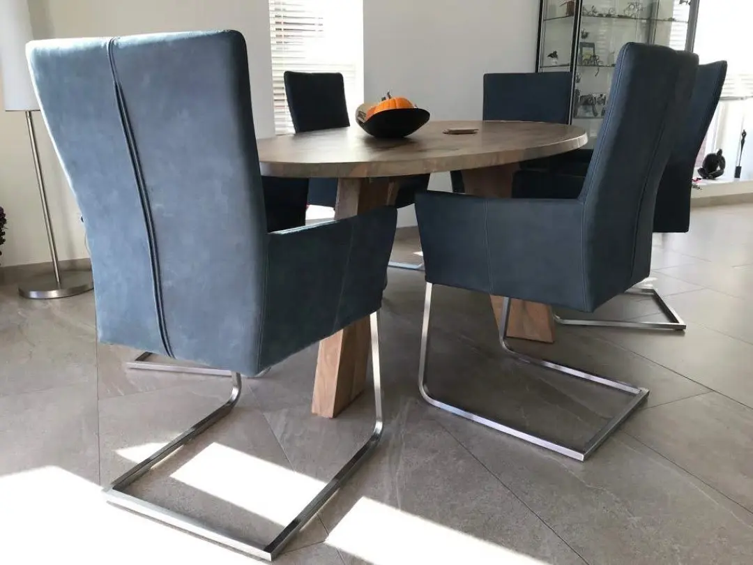 afbeelding van Set van 6 leren eetkamerstoelen - met sledepoot en armleuning- blauw leer