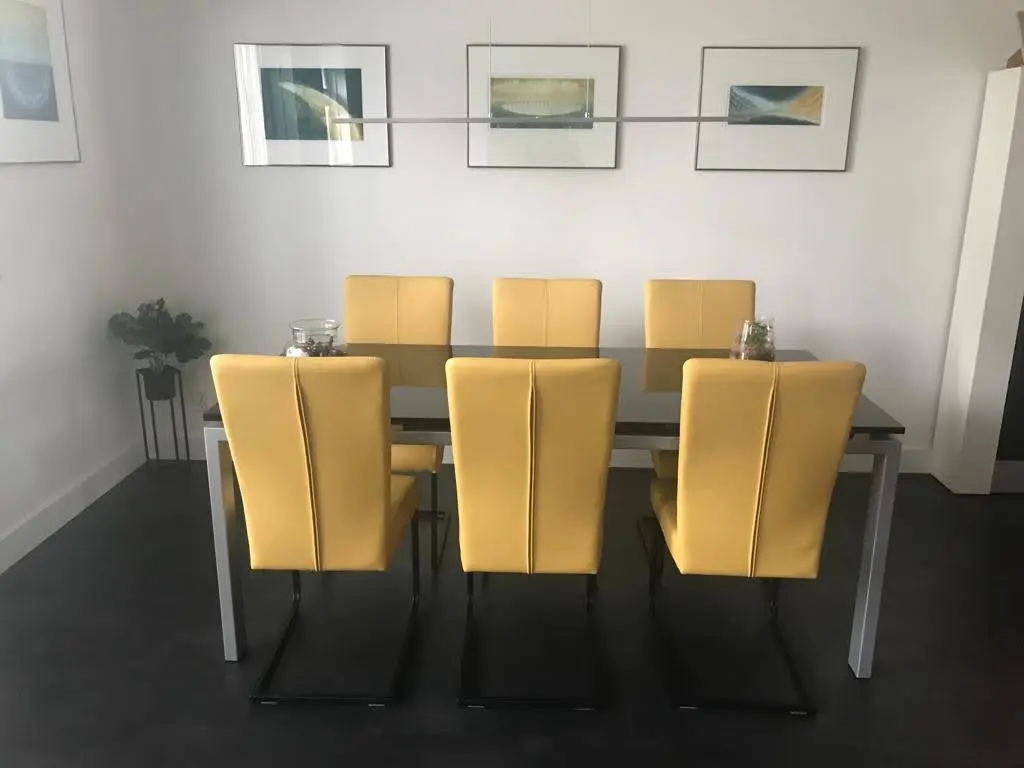 afbeelding van Set van 6 leren eetkamerstoelen - met sledepoot - geel leer