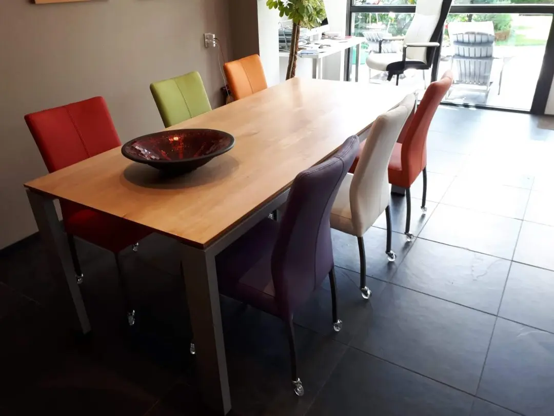 afbeelding van Set van 6 leren eetkamerstoelen - met wieltjes - diverse kleuren leer