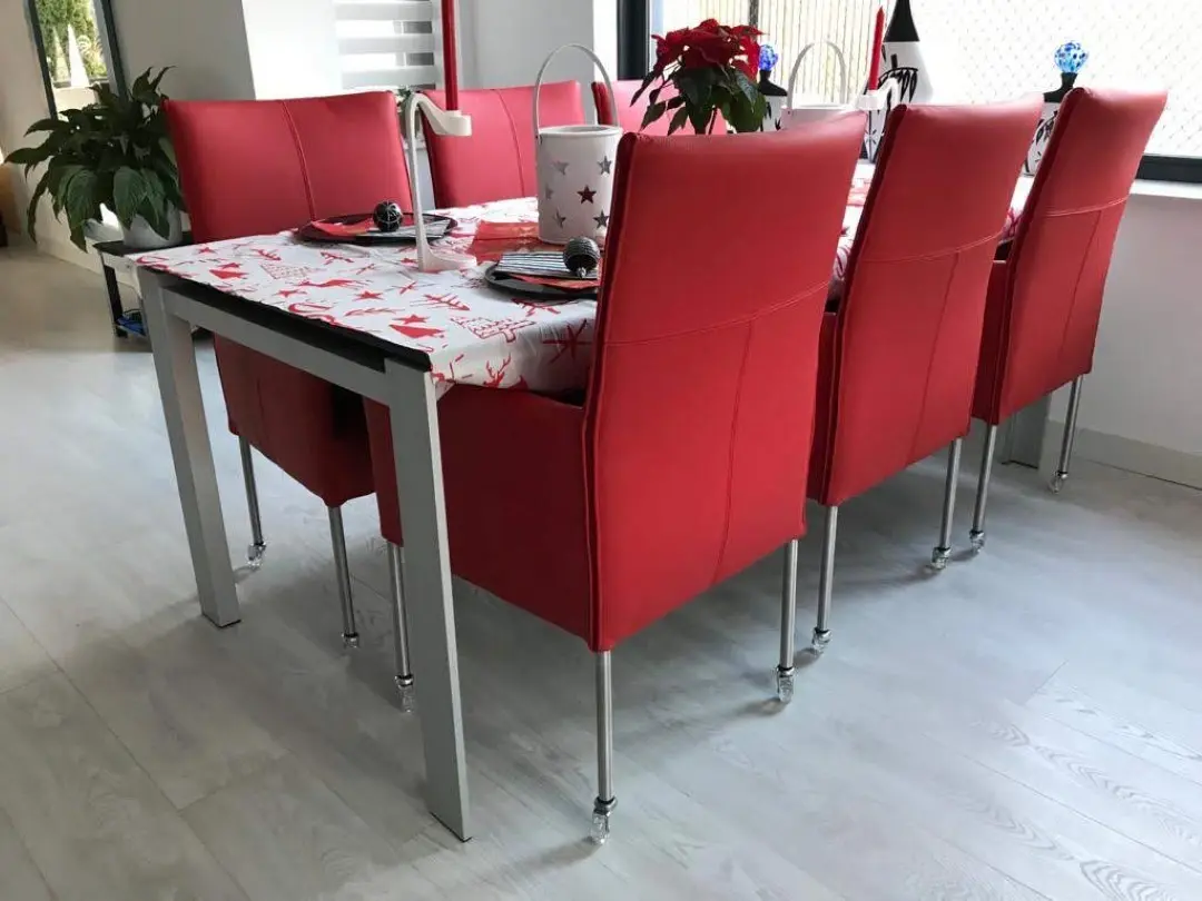 afbeelding van Set van 6 rode leren eetkamerstoelen - met wieltjes en hoge rug - rood leer