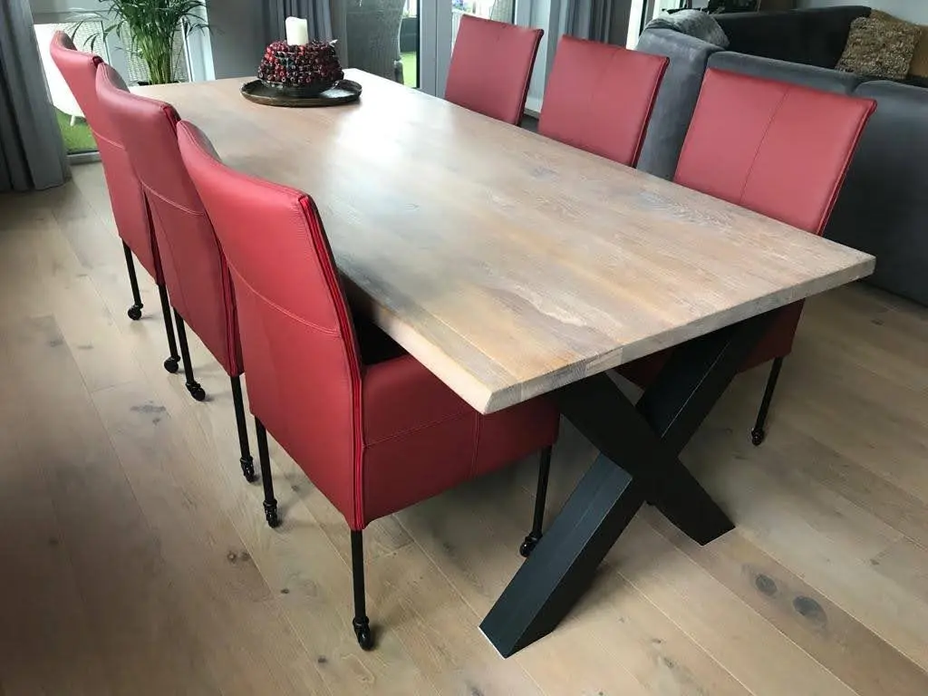 afbeelding van Rode leren eetkamerstoelen met wieltjes en hoge rug - rood leer