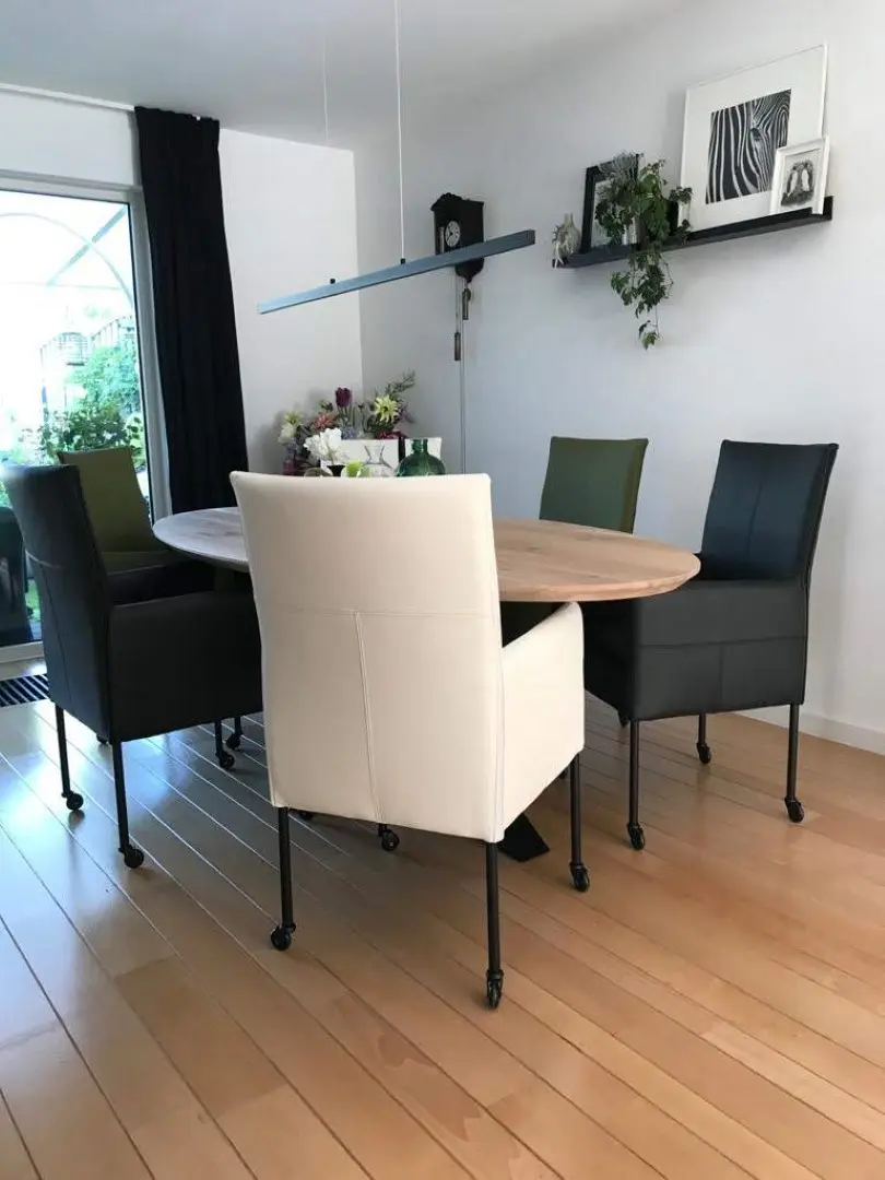 afbeelding van Set van 6 leren eetkamerstoelen met wieltjes en hoge rug