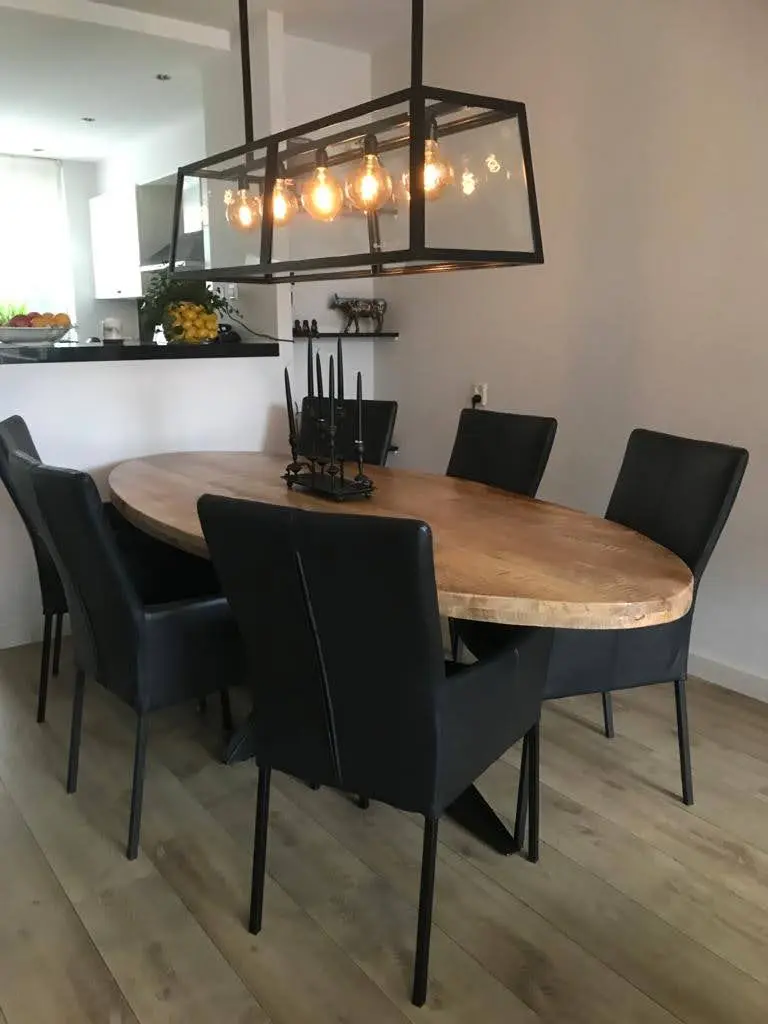 afbeelding van Zwarte leren eetkamerstoelen met armleuning