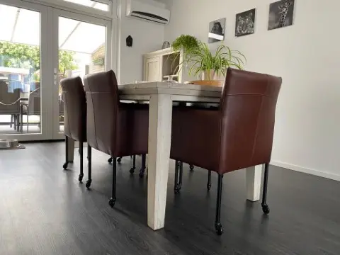 afbeelding van Set van 6 bruine leren kuipstoelen - met wieltjes - bruin leer