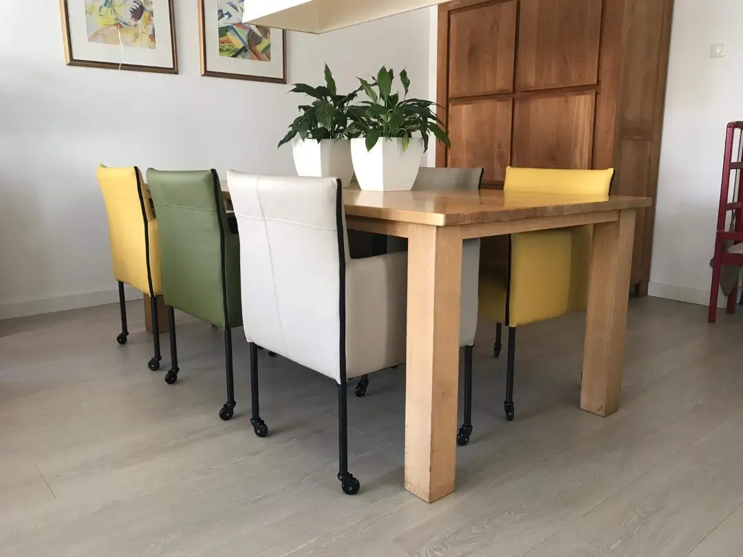 afbeelding van Set van 6 leren kuip keukenstoelen met wieltjes - Taupe geel en groen