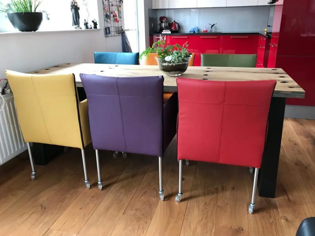 afbeelding van Set van 6 leren kuip eetkamerstoelen met wieltjes - Turquoise paars rood oranje geel en groen