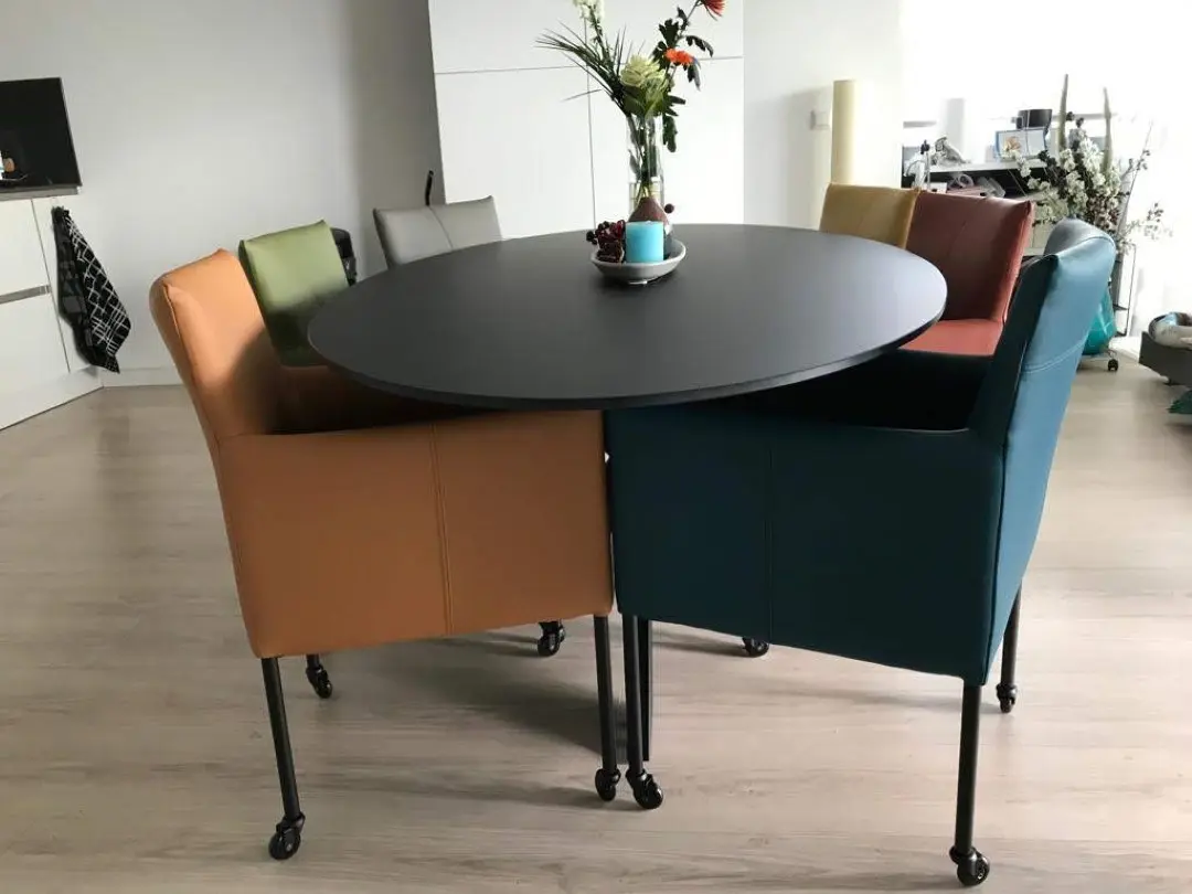 afbeelding van Set van 6 leren kuip eetkamerstoelen met wieltjes - Grijs cognac blauw geen en groen