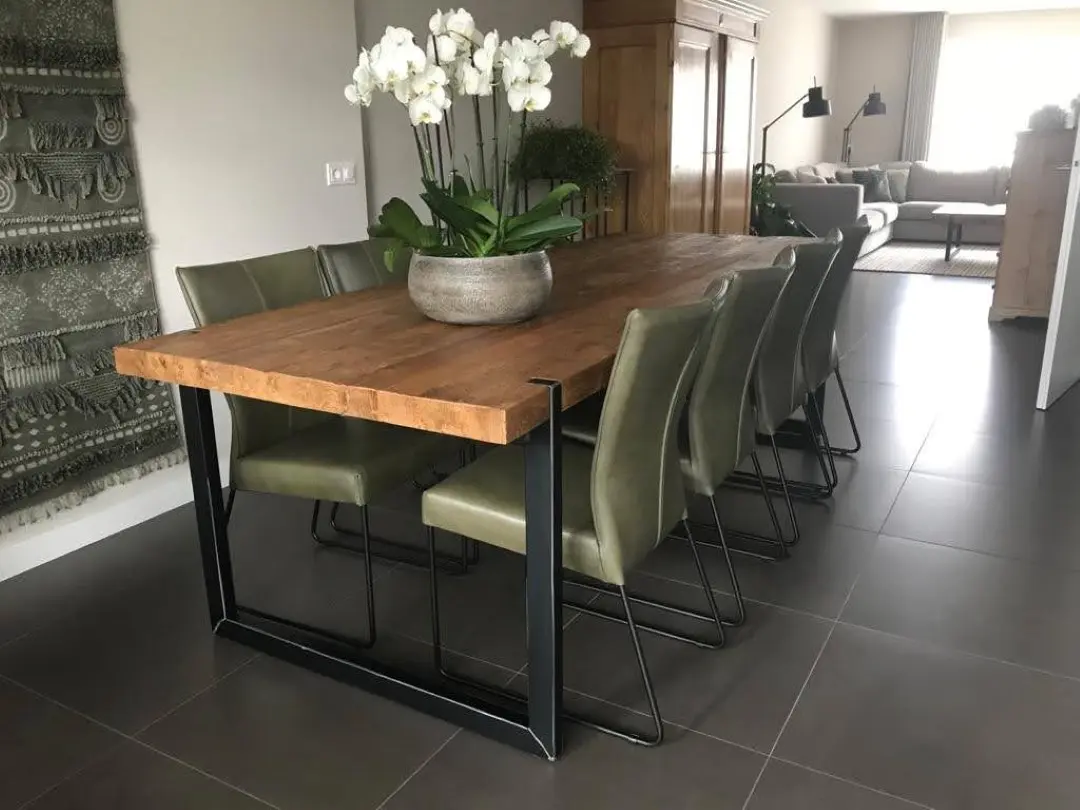 afbeelding van Set van 8 leren eetkamerstoelen - met designpoot - groen leer