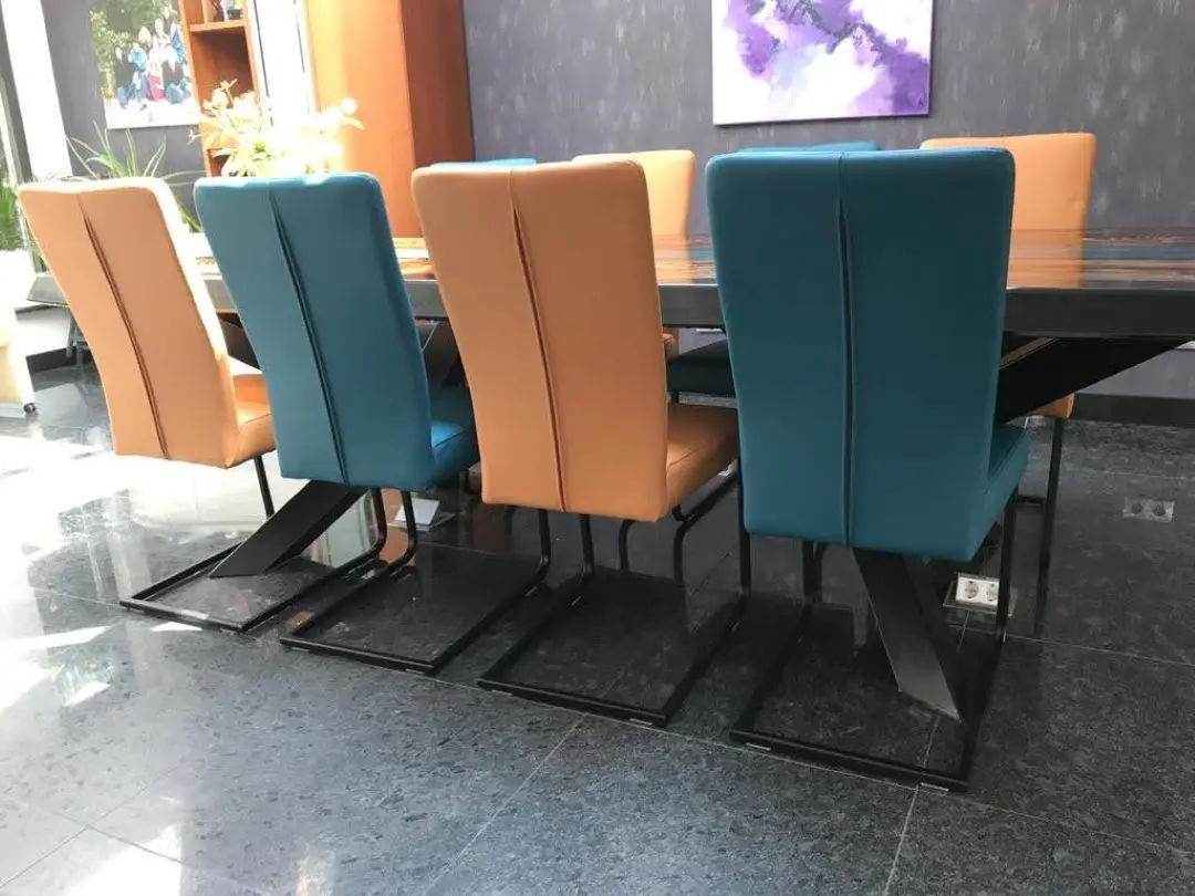afbeelding van Set van 8 leren eetkamerstoelen - met sledepoot