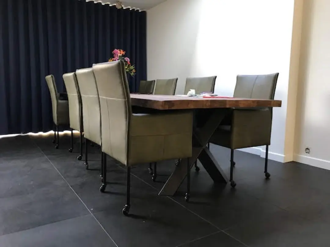 afbeelding van Set van 8 leren eetkamerstoelen - met wieltjes en hoge rug - groen leer