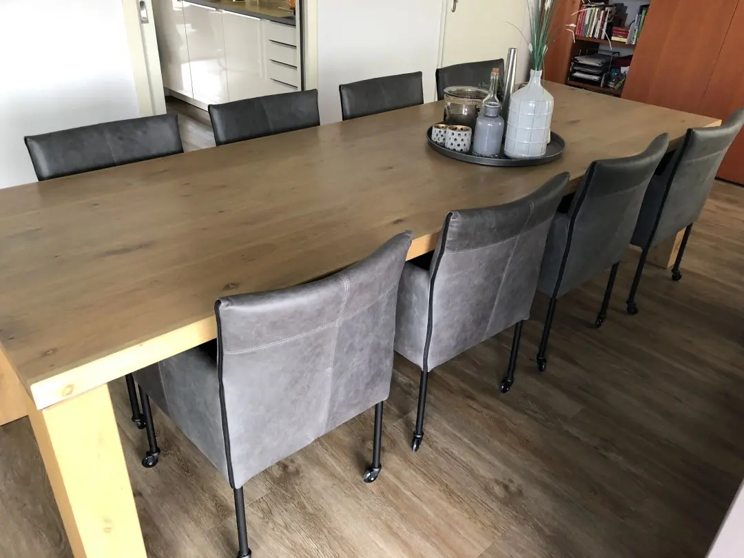 afbeelding van Set van 8 leren kuip eetkamerstoelen - met wieltjes - grijs leer