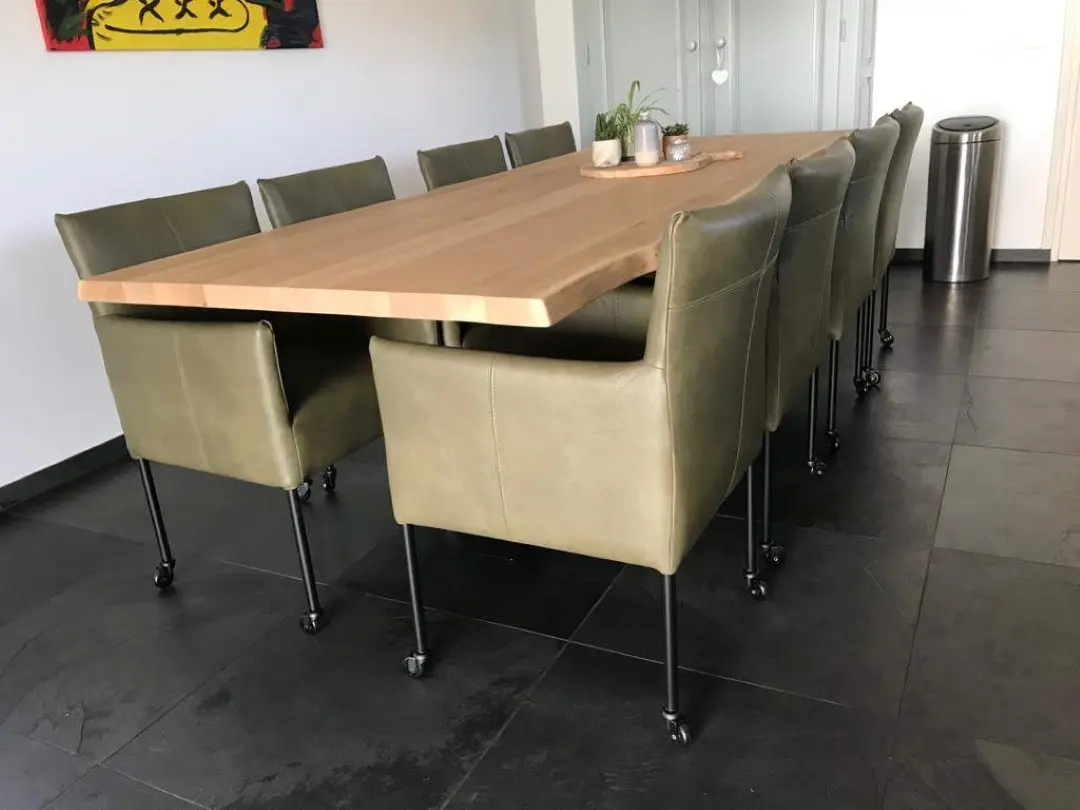 afbeelding van Set van 8 leren kuip eetkamerstoelen - met wieltjes - groen leer