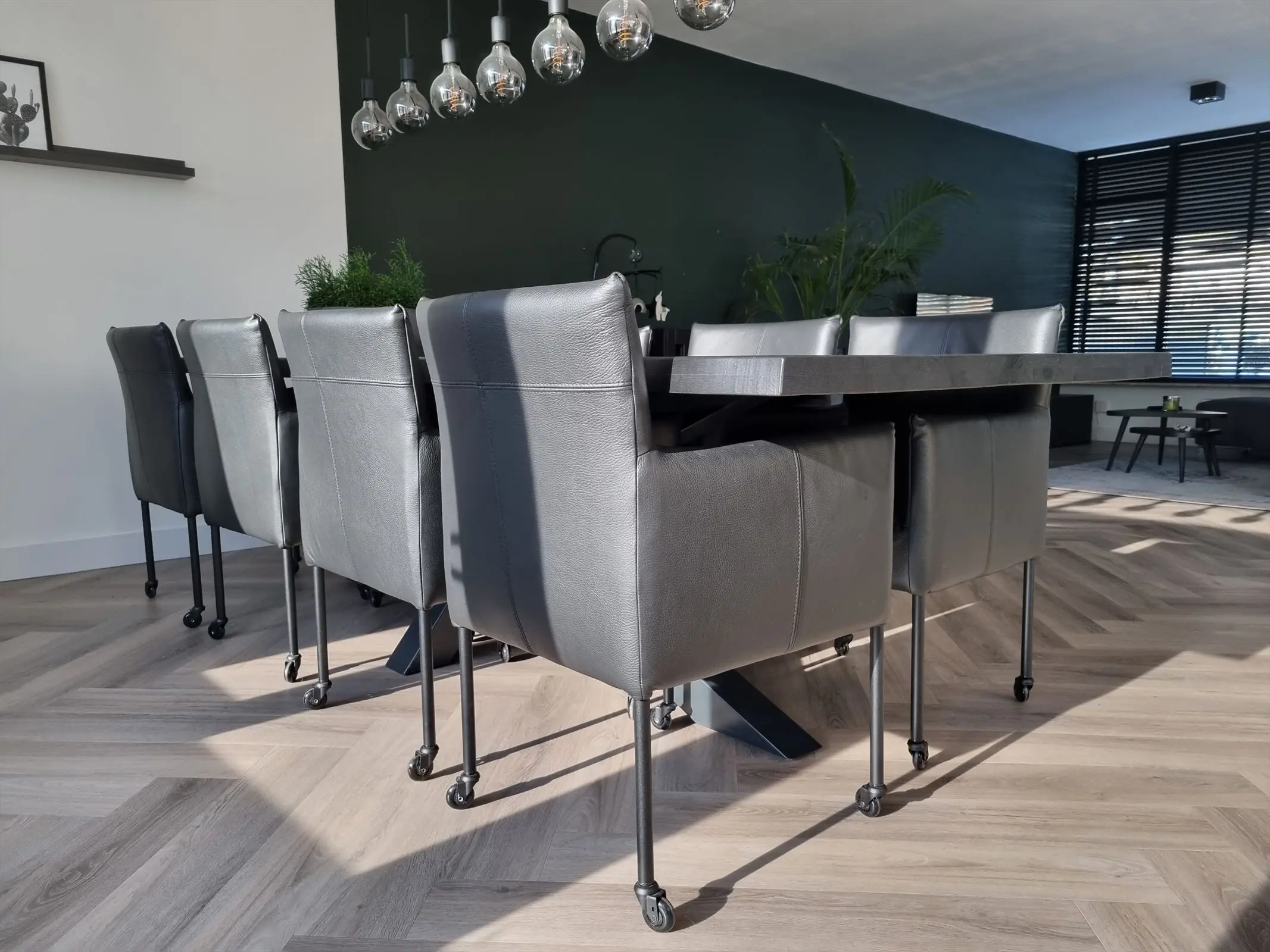 afbeelding van Set van 8 leren kuip eetkamerstoelen - met wieltjes - zwart leer