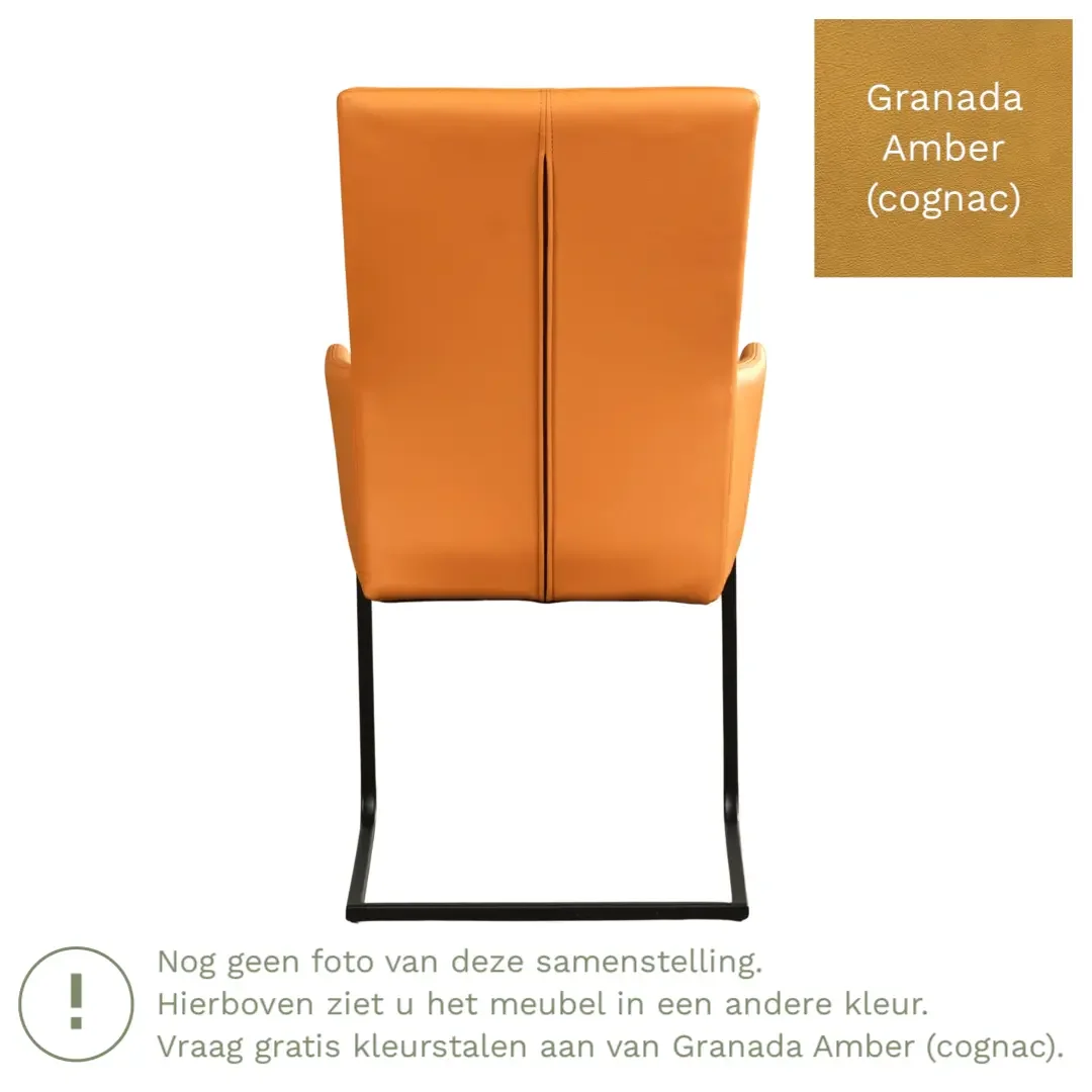 afbeelding van Leren eetkamerstoel Dare met armleuning - Granada Amber (cognac) - Sledepoot staal vierkant RVS