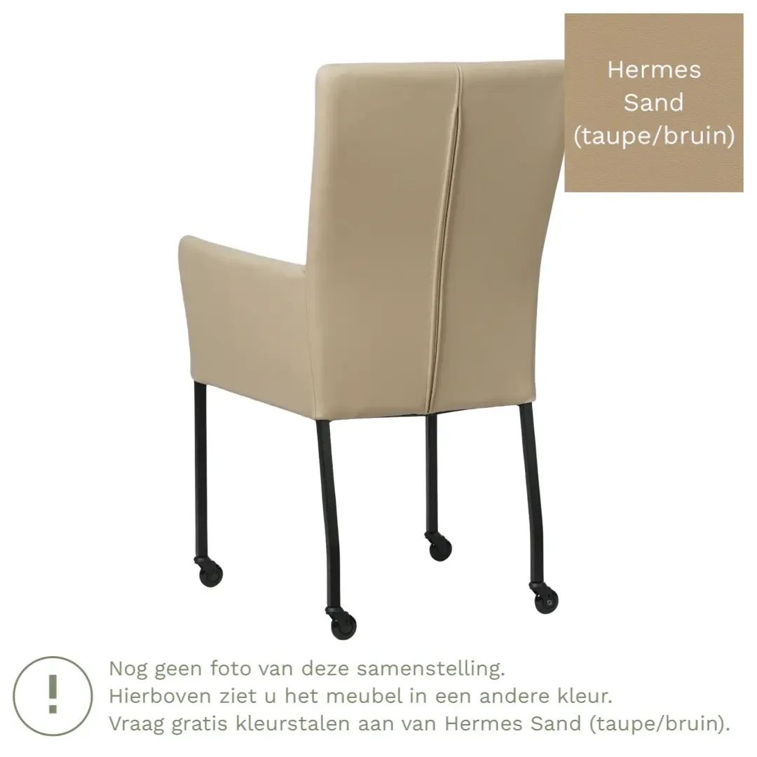 afbeelding van Leren eetkamerstoel Deal met armleuning - Hermes Sand (taupe/bruin) - Poten staal vierkant zwart