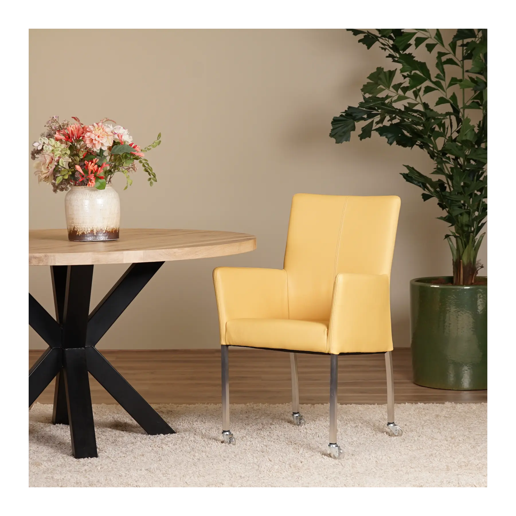 afbeelding van Leren eetkamerstoel Comfort met wieltjes en armleuning