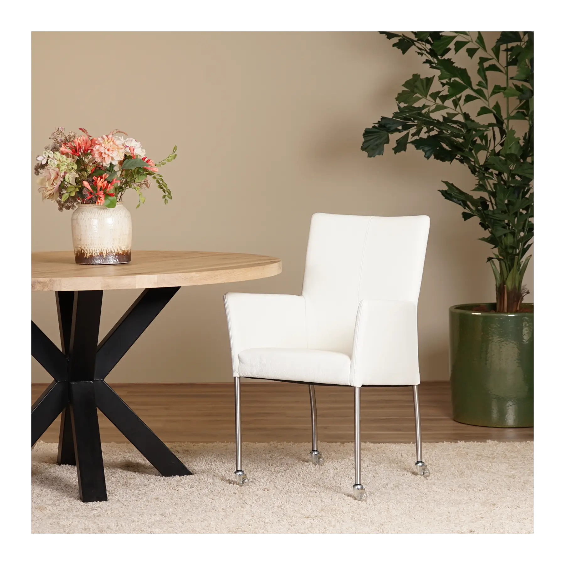 afbeelding van Leren eetkamerstoel Comfort met wieltjes en armleuning