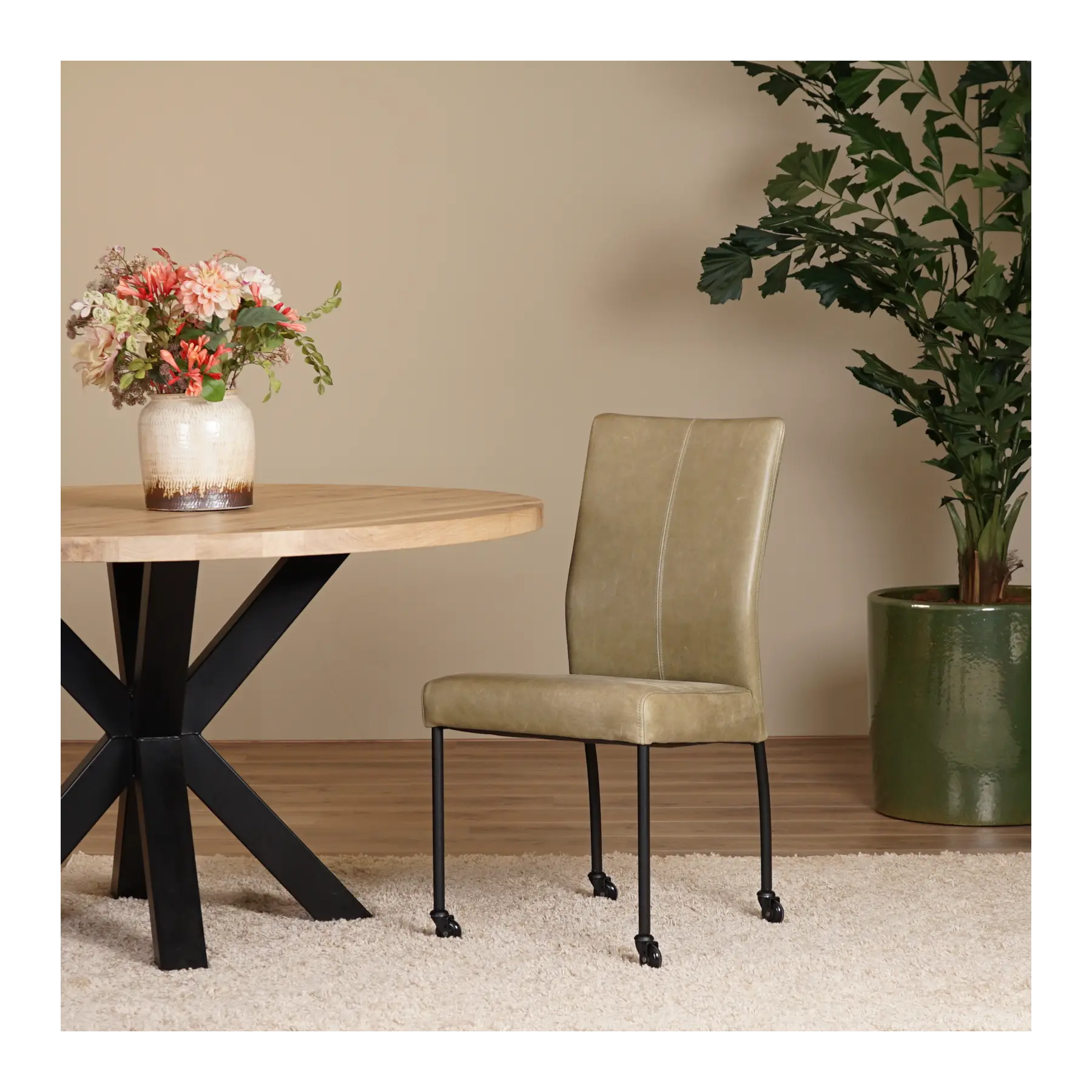 afbeelding van Leren eetkamerstoel Comfort met wieltjes - Granada Moss (olijf/groen) - Poten staal rond zwart