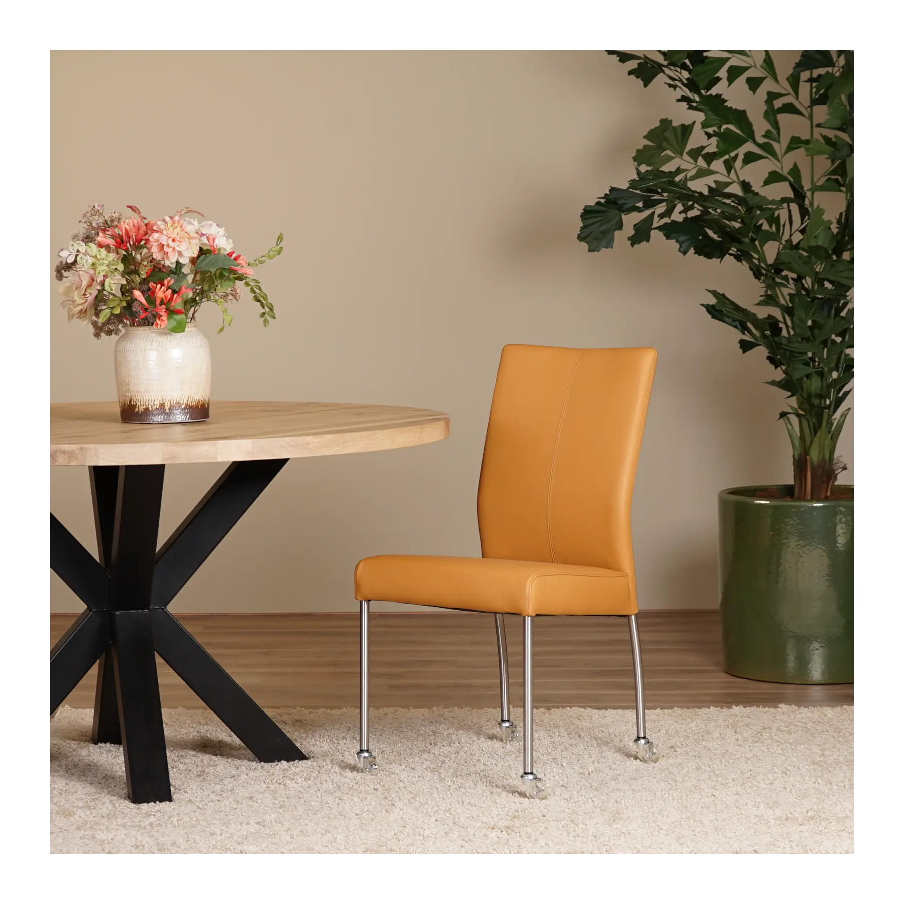 afbeelding van Leren eetkamerstoel Comfort met wieltjes - Granada Moss (olijf/groen) - Poten staal rond zwart