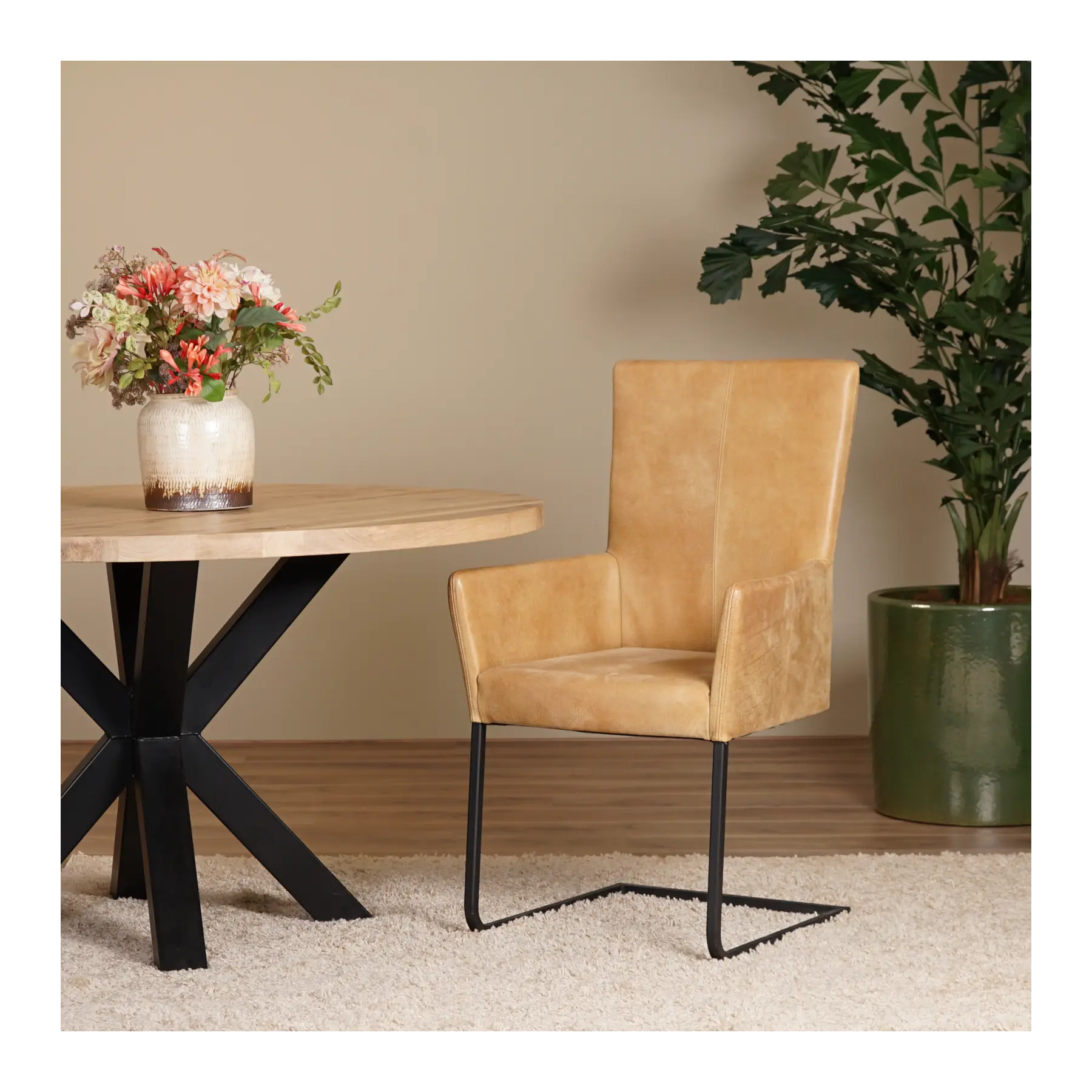 afbeelding van Leren eetkamerstoel Dry met armleuning