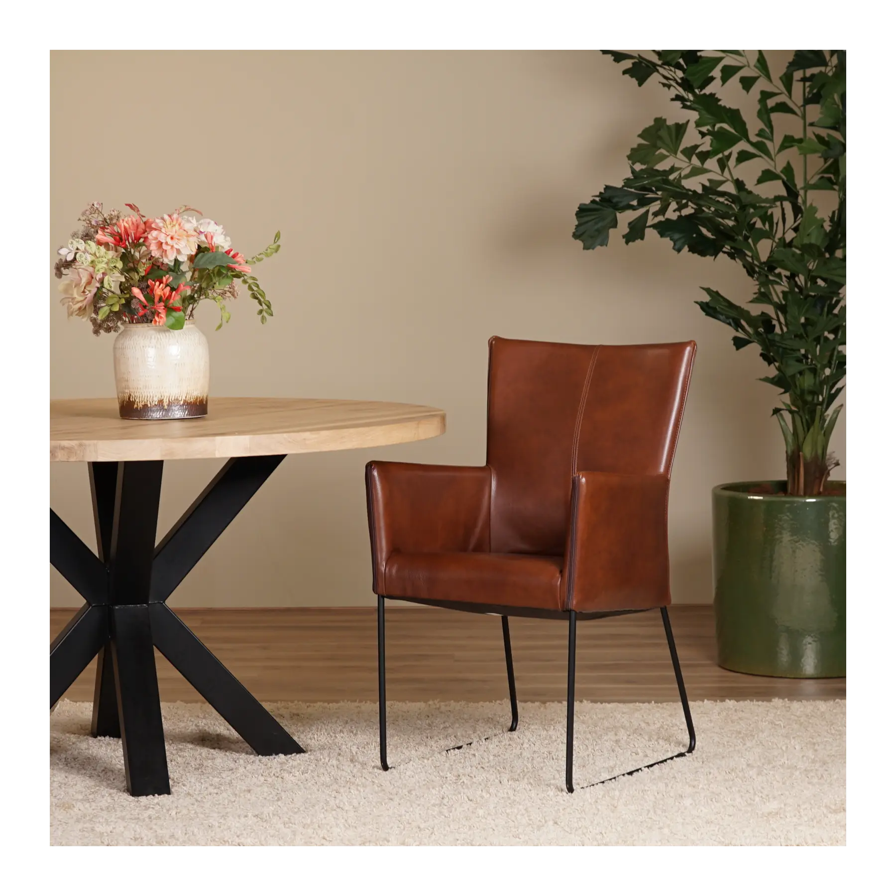 afbeelding van Leren eetkamerstoel Mate met armleuning