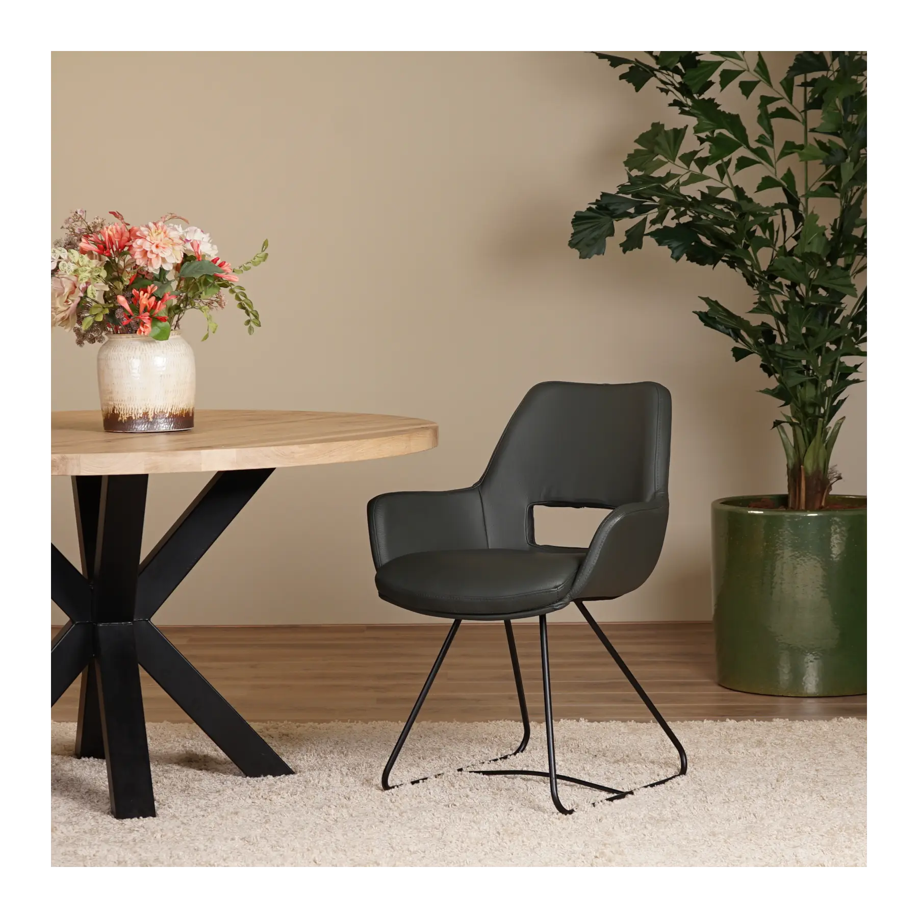 afbeelding van Leren eetkamerstoel Zippy - U-poot staal rond zwart