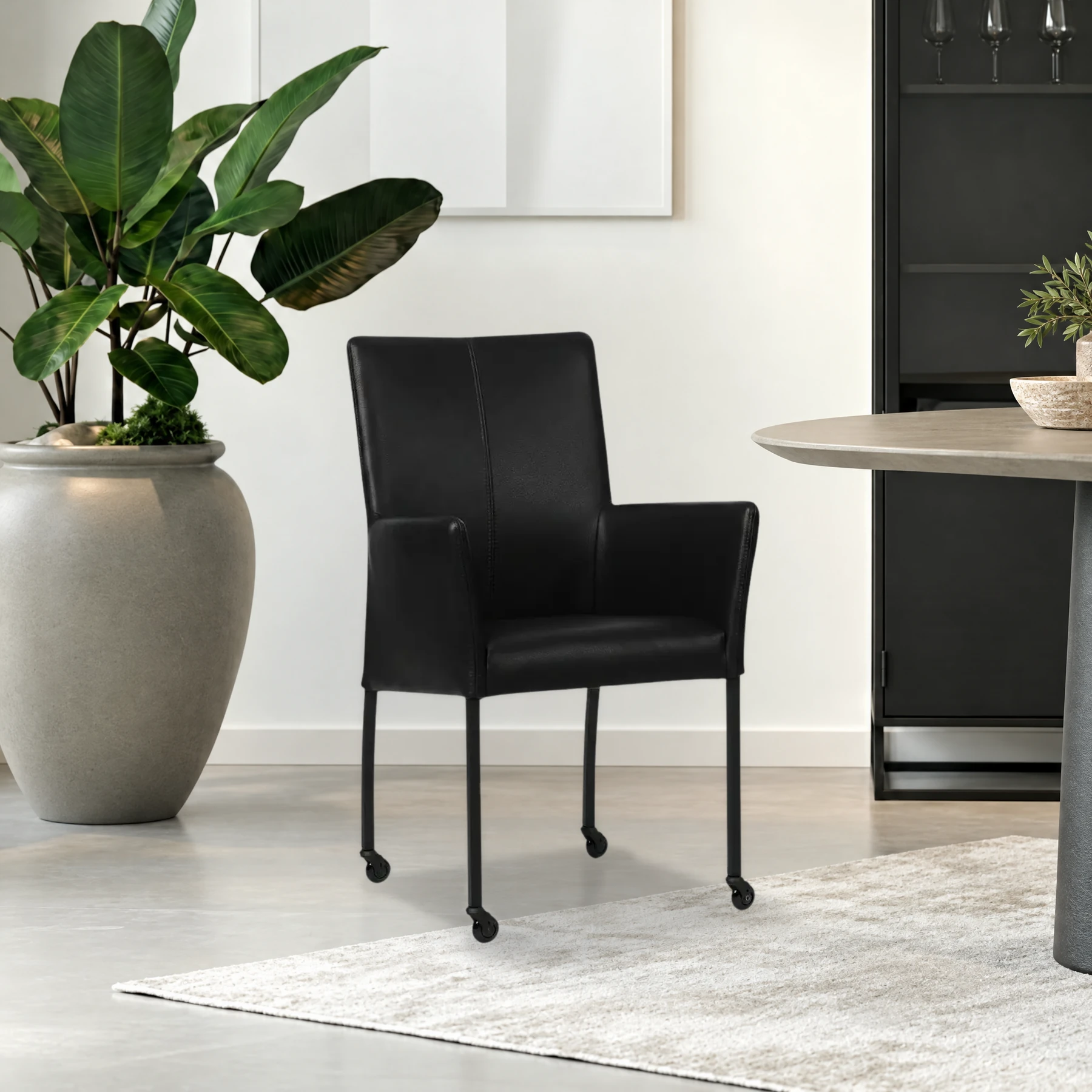 afbeelding van Leren eetkamerstoel Comfort met wieltjes en armleuning - Granada Black (zwart) - Poten staal vierkant zwart