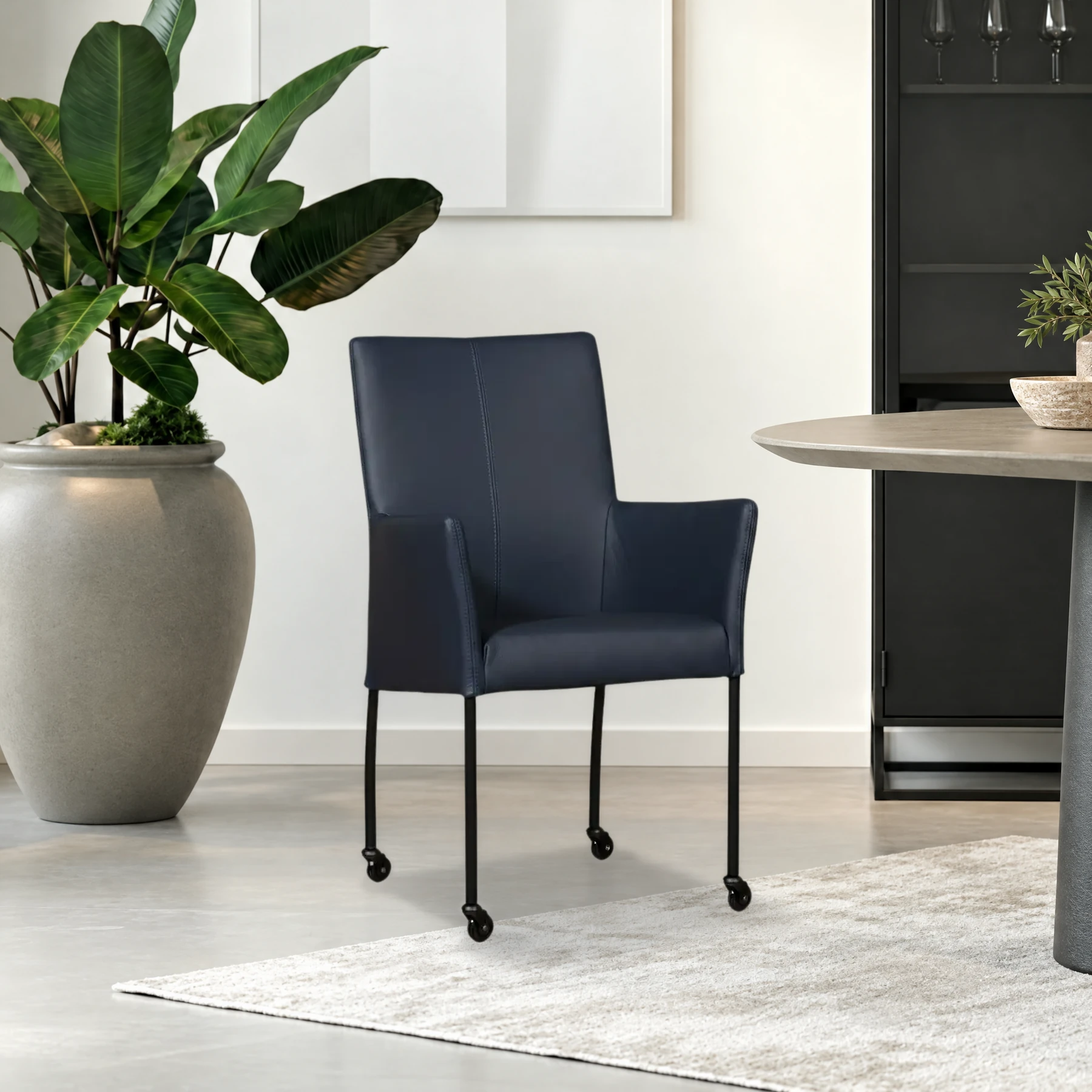 afbeelding van Leren eetkamerstoel Comfort met wieltjes en armleuning - Toledo Kobalt (blauw) - Poten staal rond zwart