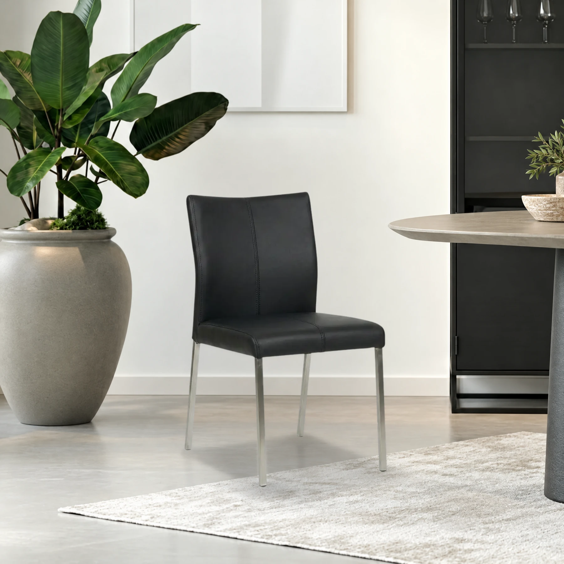 afbeelding van Leren eetkamerstoel Basic - Granada Black (zwart) - Poten staal vierkant RVS