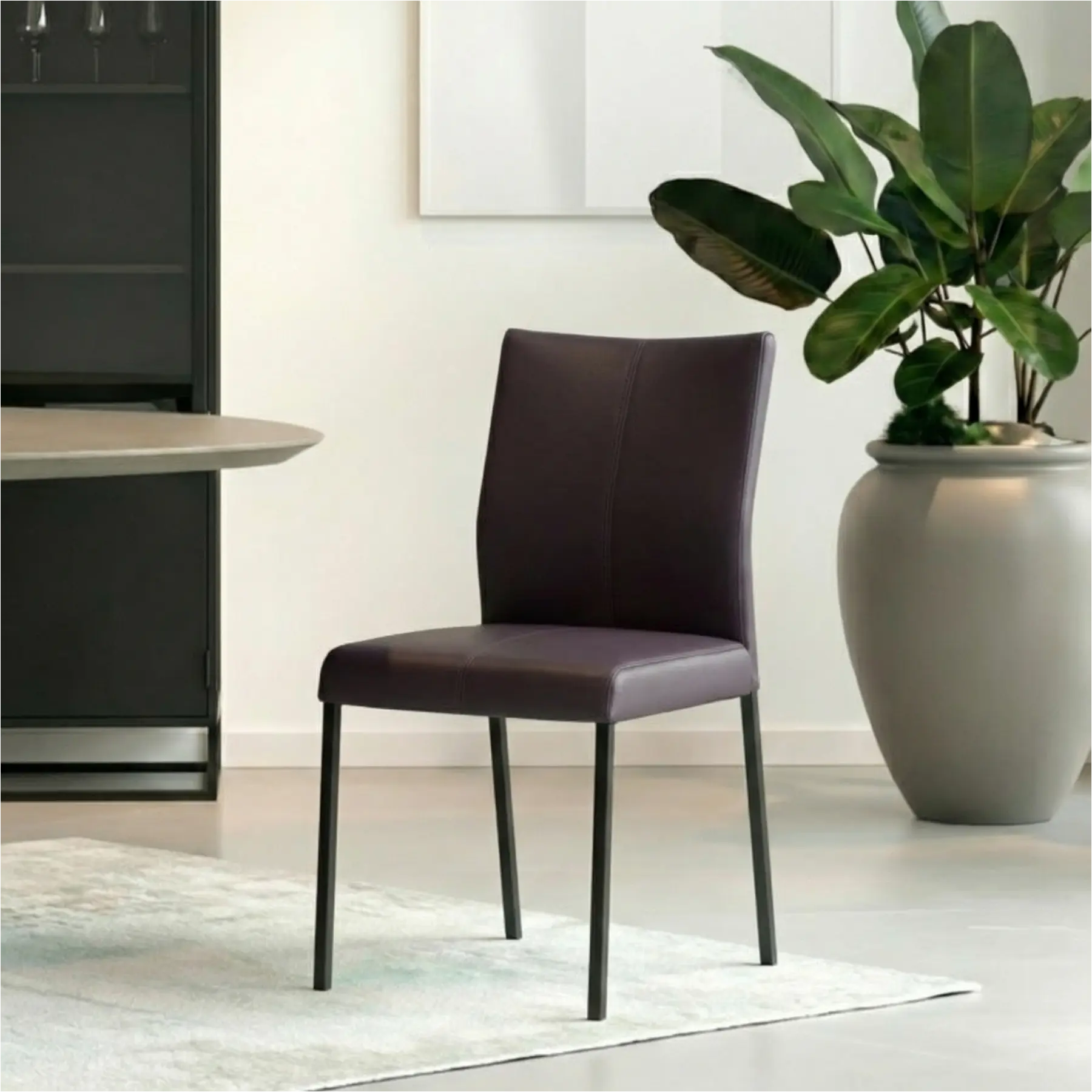 afbeelding van Leren eetkamerstoel Basic - Toledo Merlin (donkerpaars) - Poten staal vierkant zwart