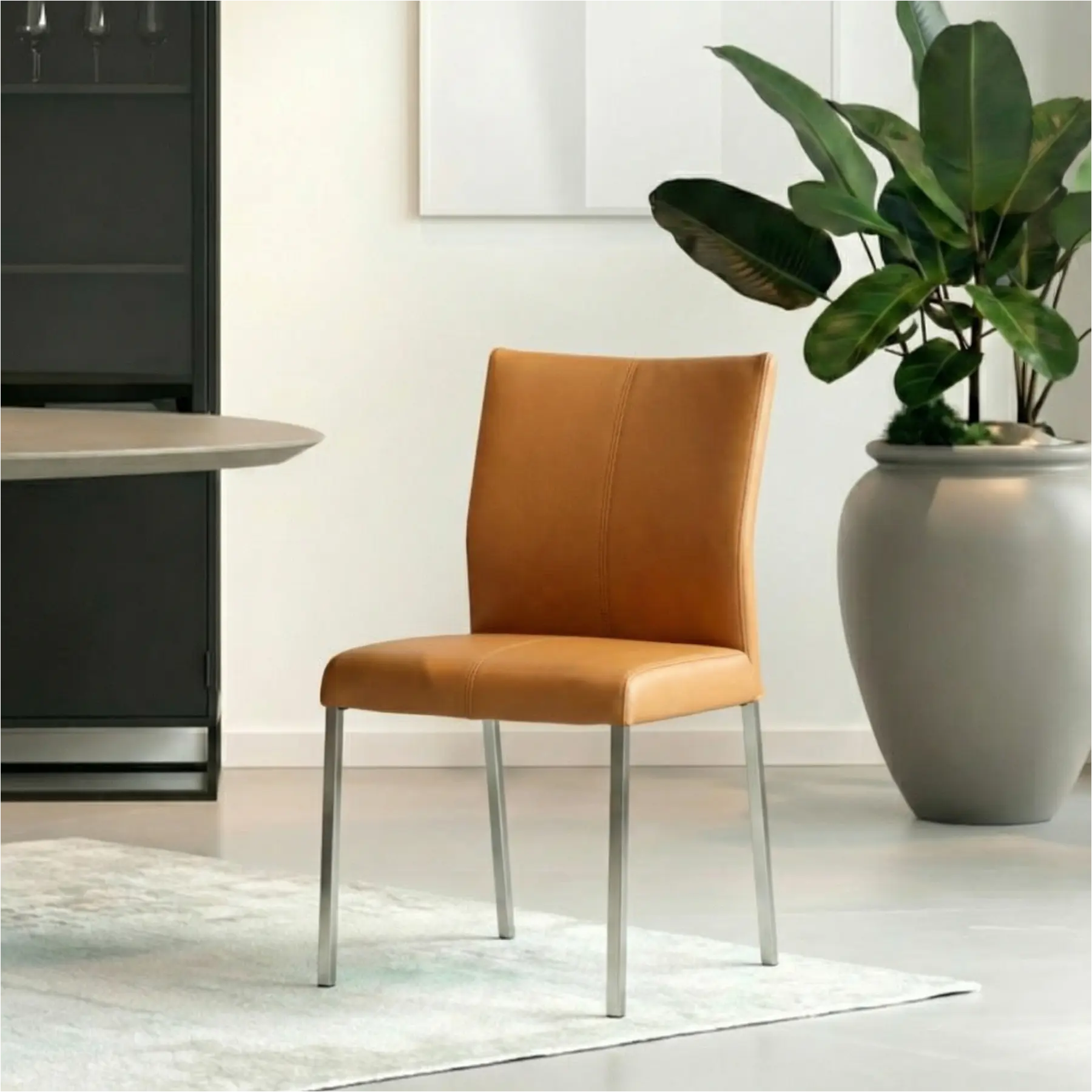 afbeelding van Leren eetkamerstoel Basic - Toledo Sabbia (lichtcognac) - Poten staal vierkant RVS