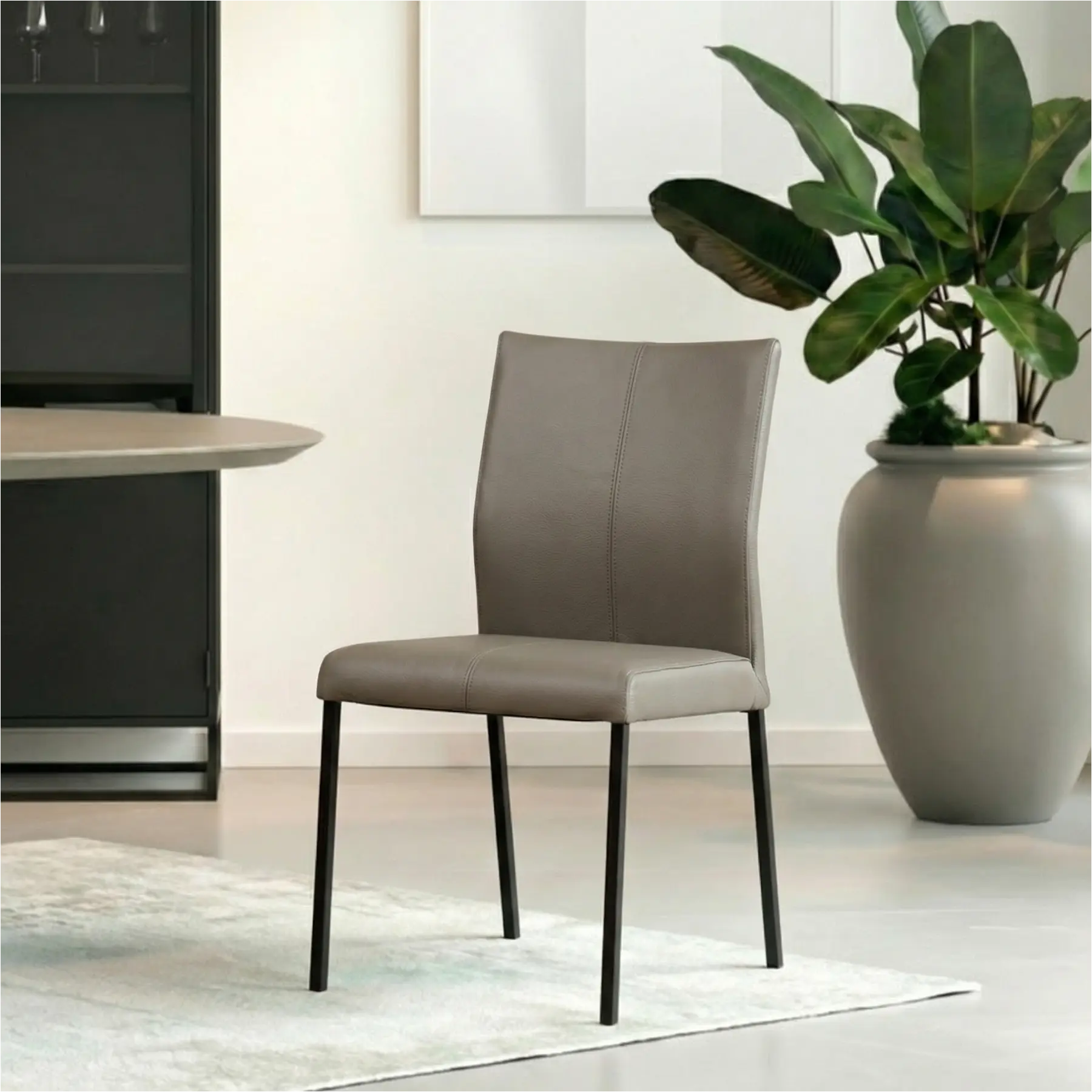 afbeelding van Leren eetkamerstoel Basic - Toledo Smog (grijs) - Poten staal vierkant zwart