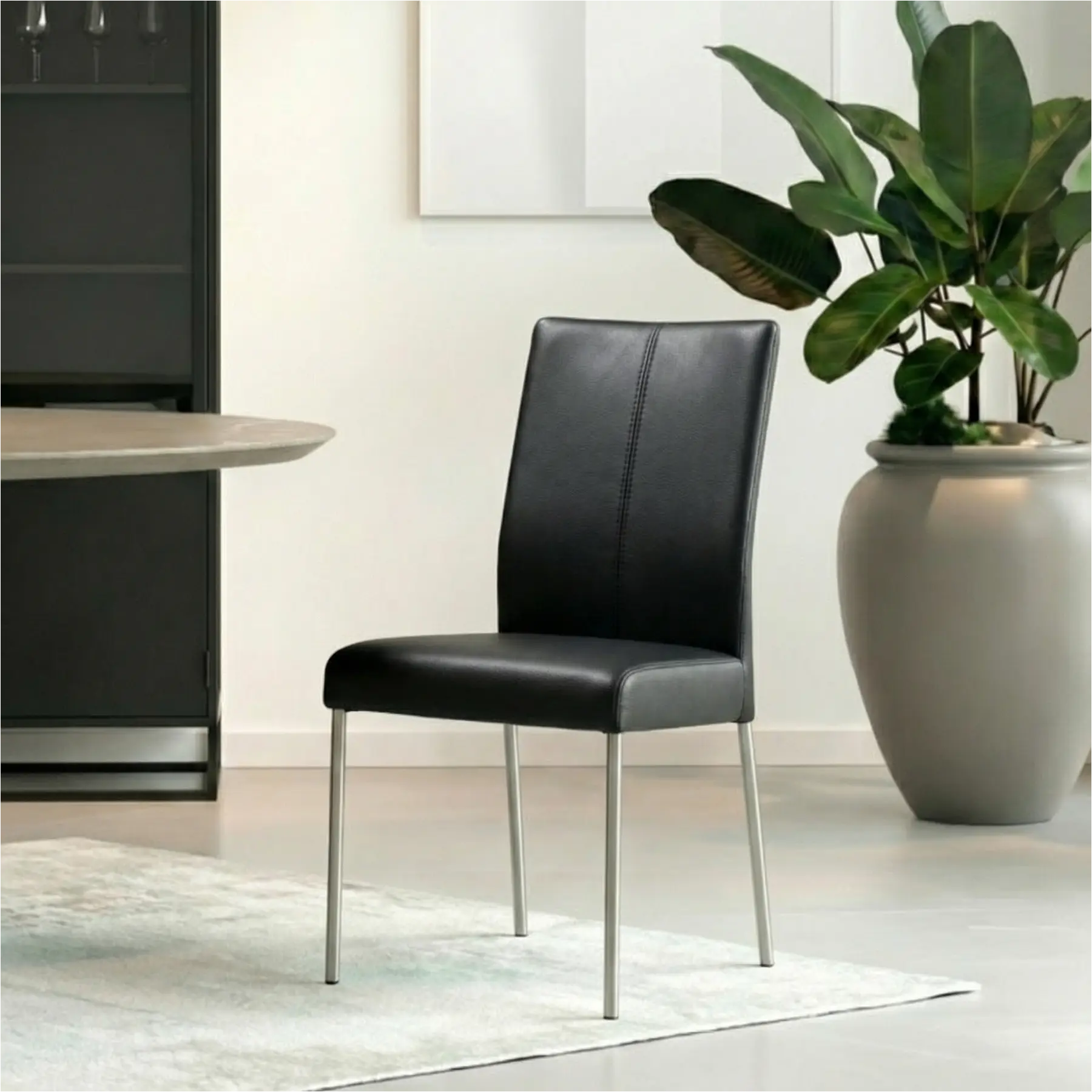 afbeelding van Leren eetkamerstoel Comfort - Hermes Nero (zwart) - Poten staal rond RVS